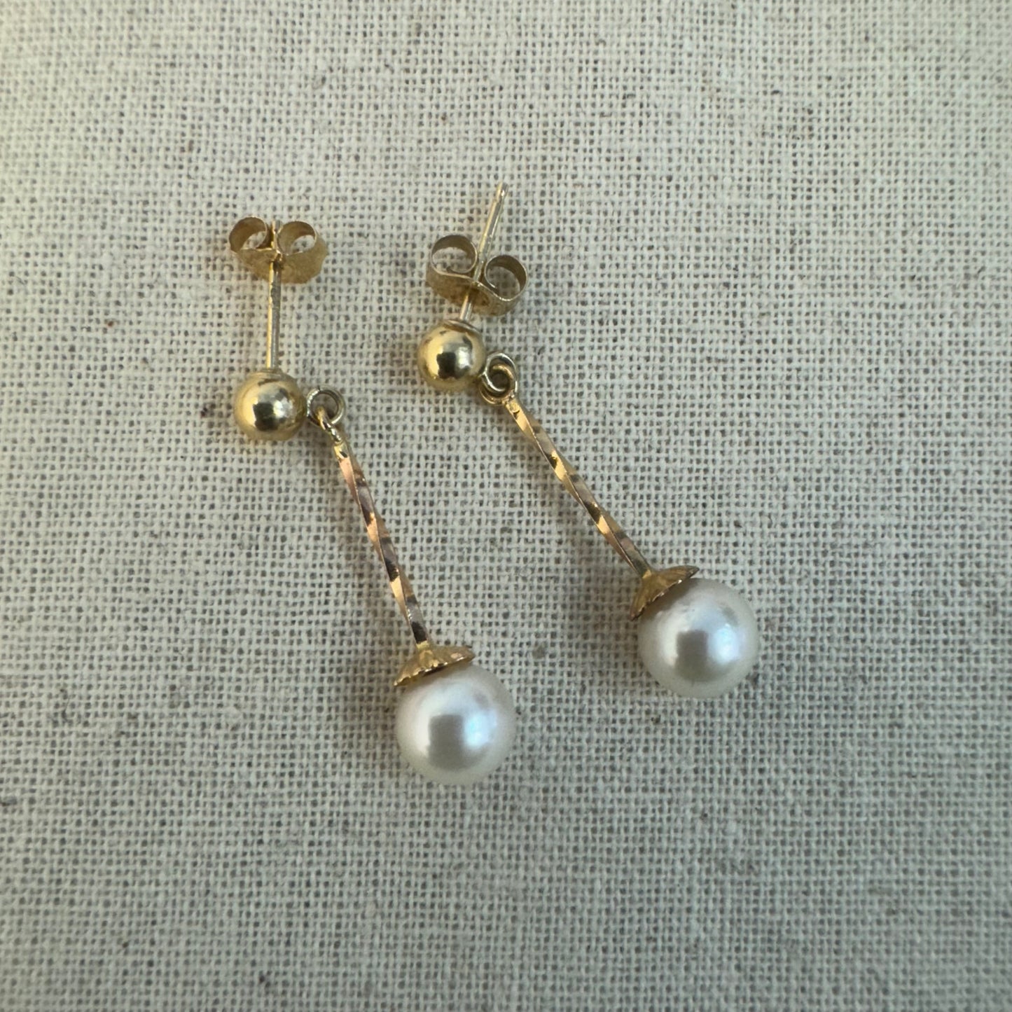 עגילי זהב צהוב 14 קראט נופלים משובצים פנינה עגולה