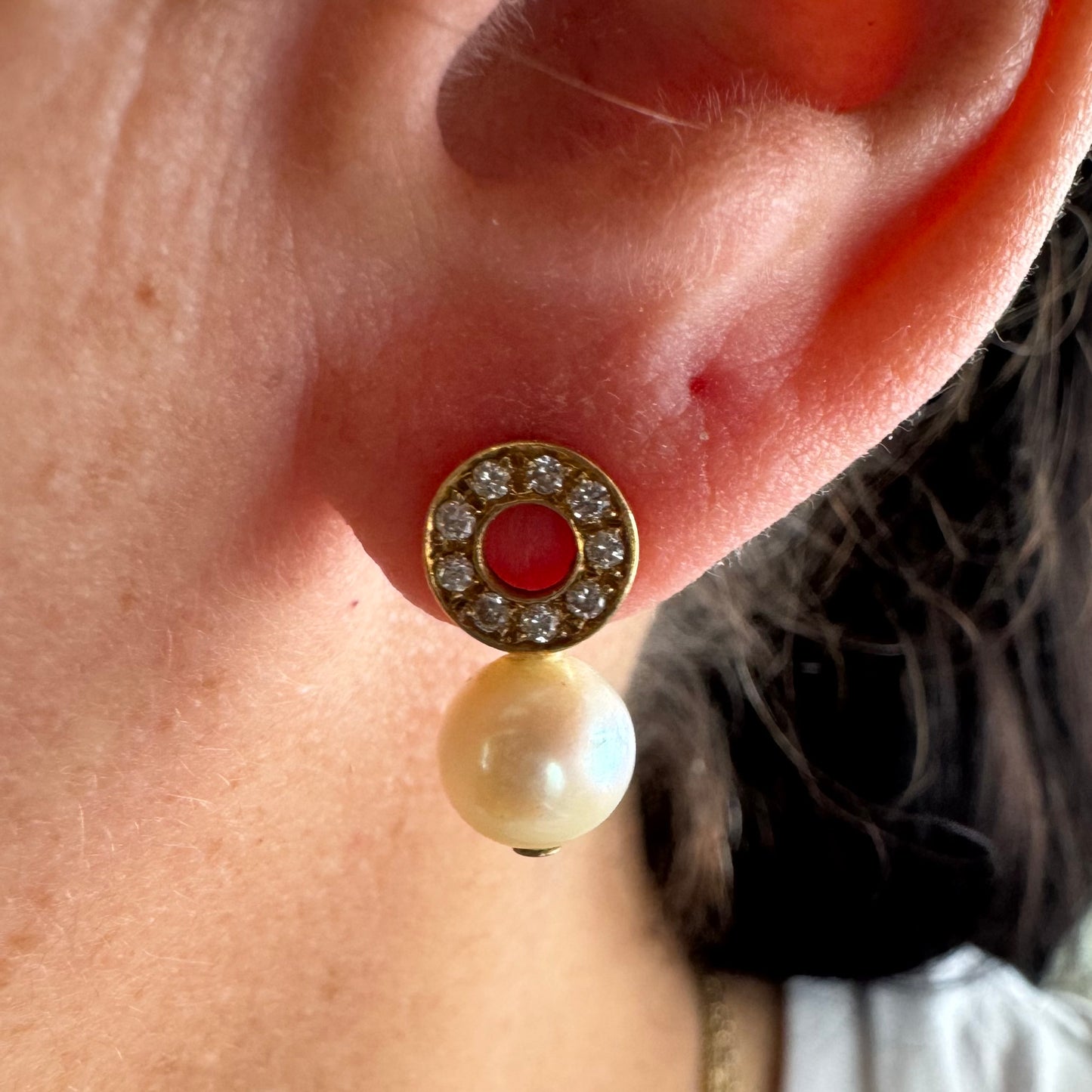 עגילי זהב צהוב 18 קראט, צמודים לאוזן ארוכים, משובצים פנינה ויהלומים