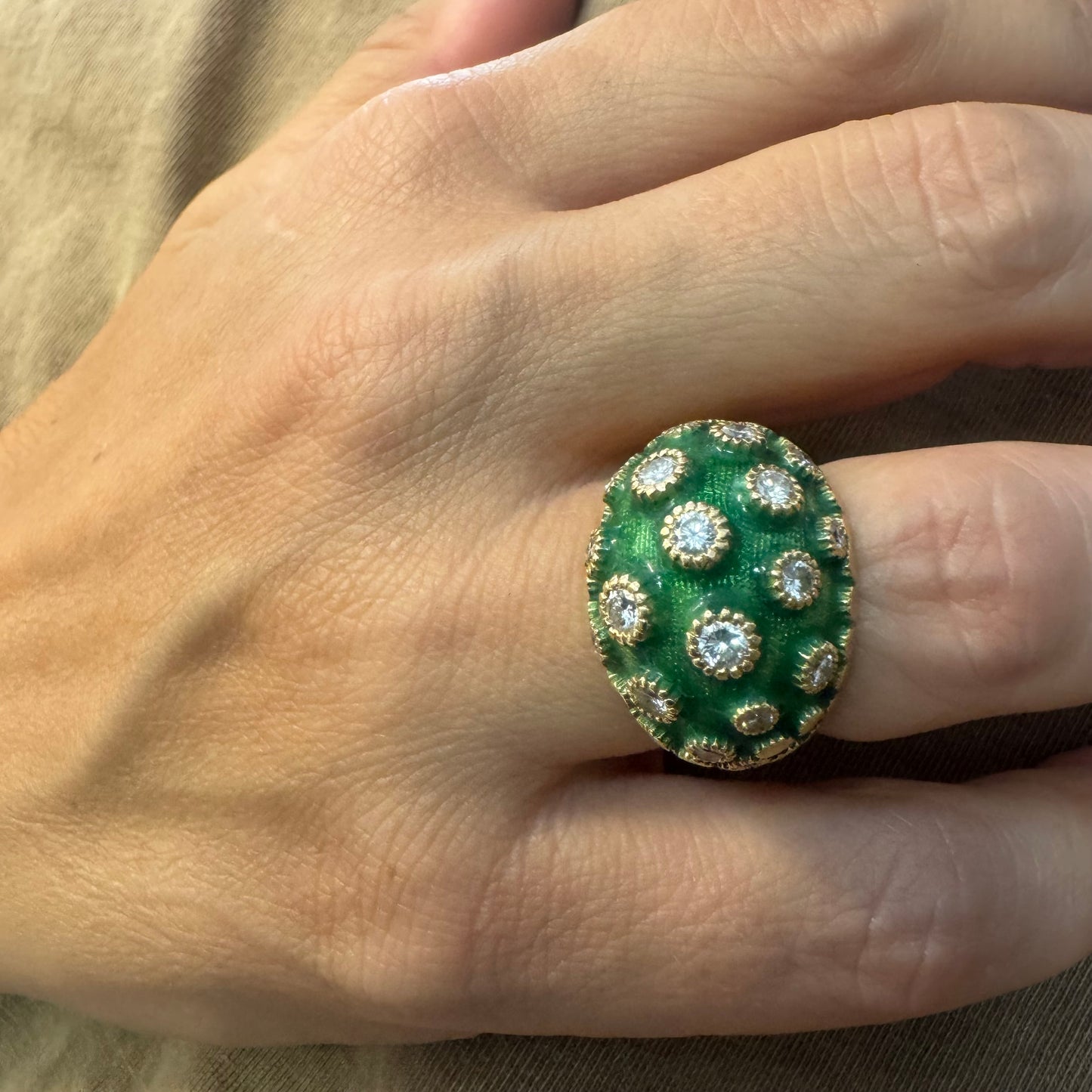 18K gold ring set with Enamel & Diamonds