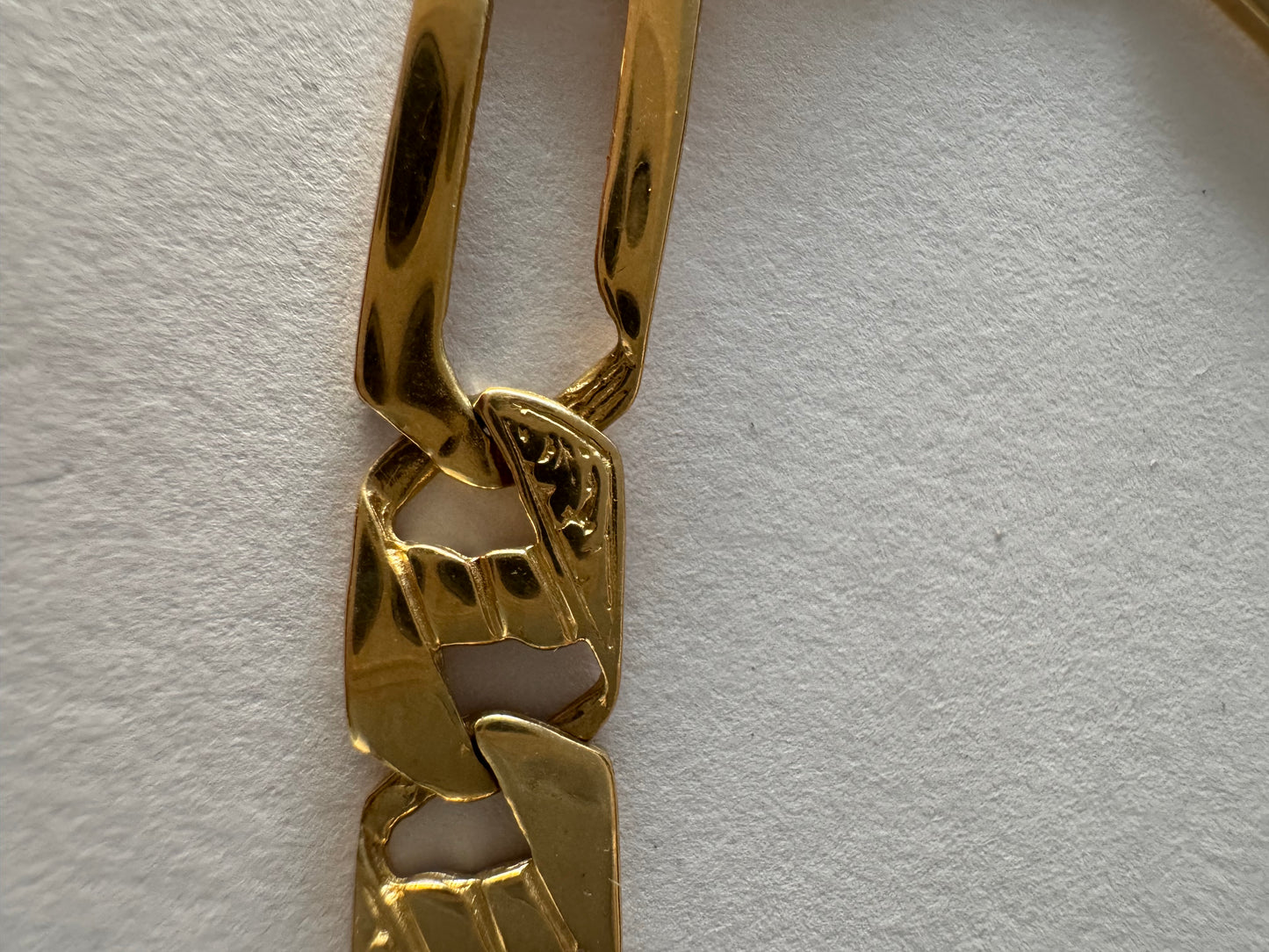 צמיד זהב צהוב 14 קראט בעיצוב חוליות מודרני ומיוחד.