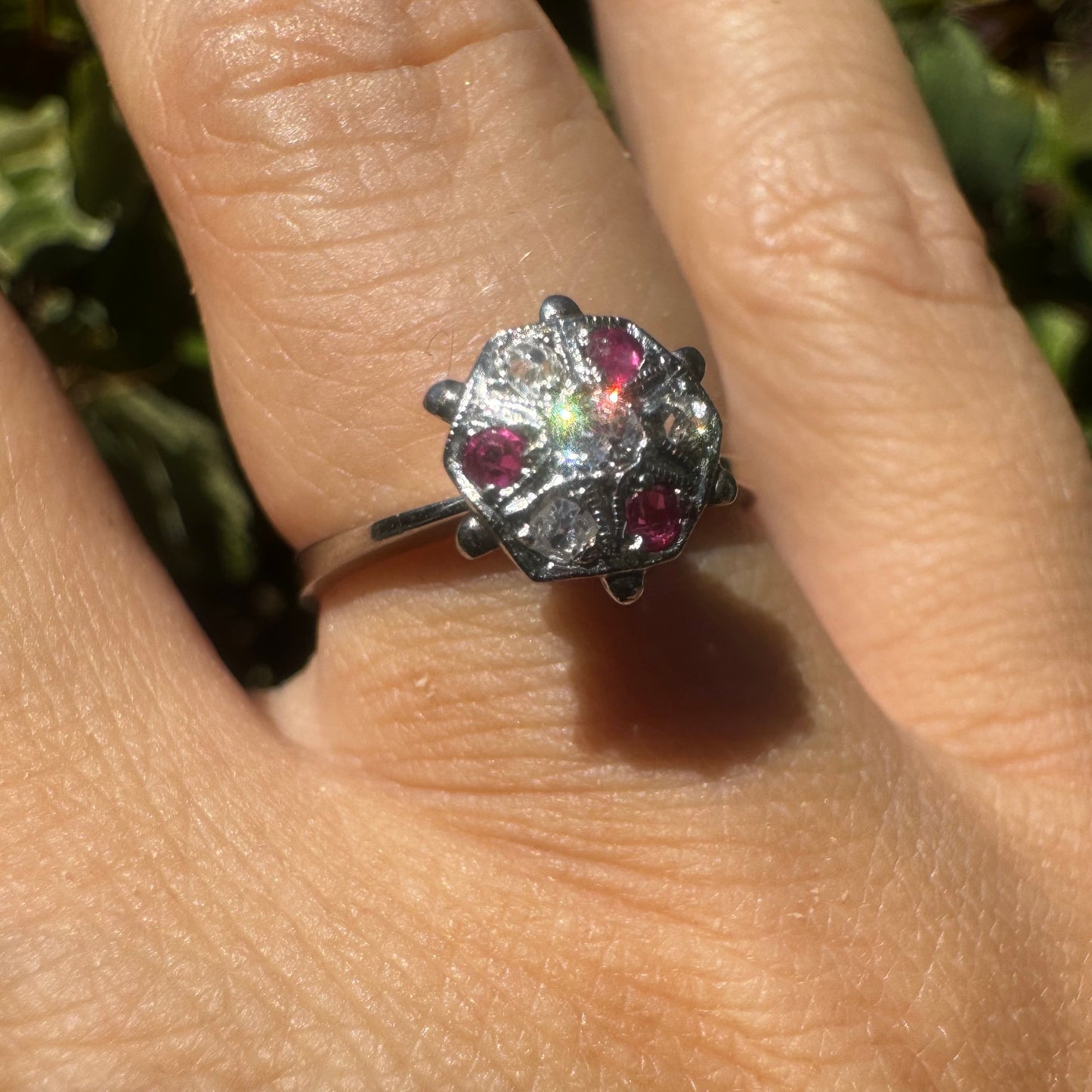 טבעת זהב לבן 14 קראט משובצת אבני רובי ויהלומים