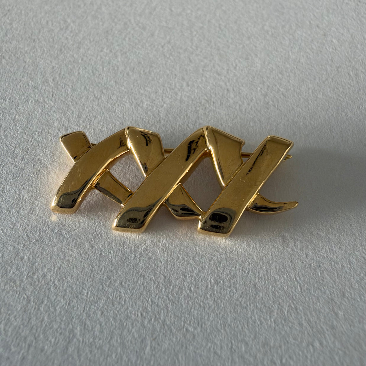סיכת דש זהב 18 קראט של בית היוקרה Tiffany & Co., בעיצובה של פאלומה פיקאסו, מקולקציית Graffiti האייקונית.