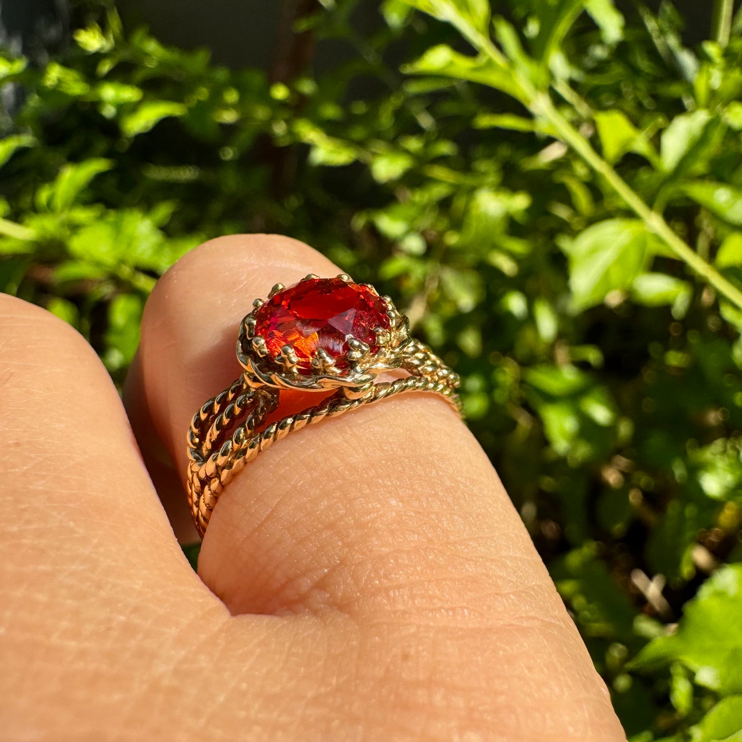 טבעת זהב צהוב 10 קראט משובצת אבן חן כתומה