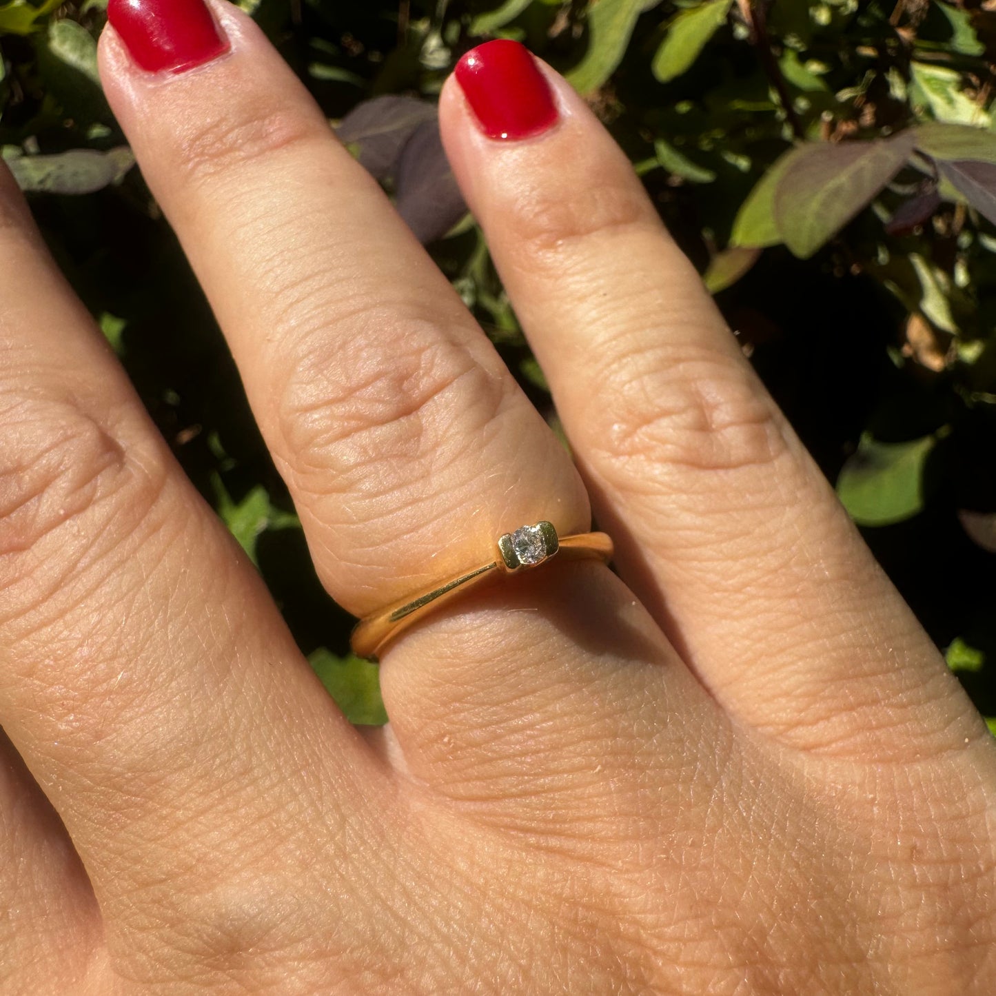 18K gold ring set with one center Diamond