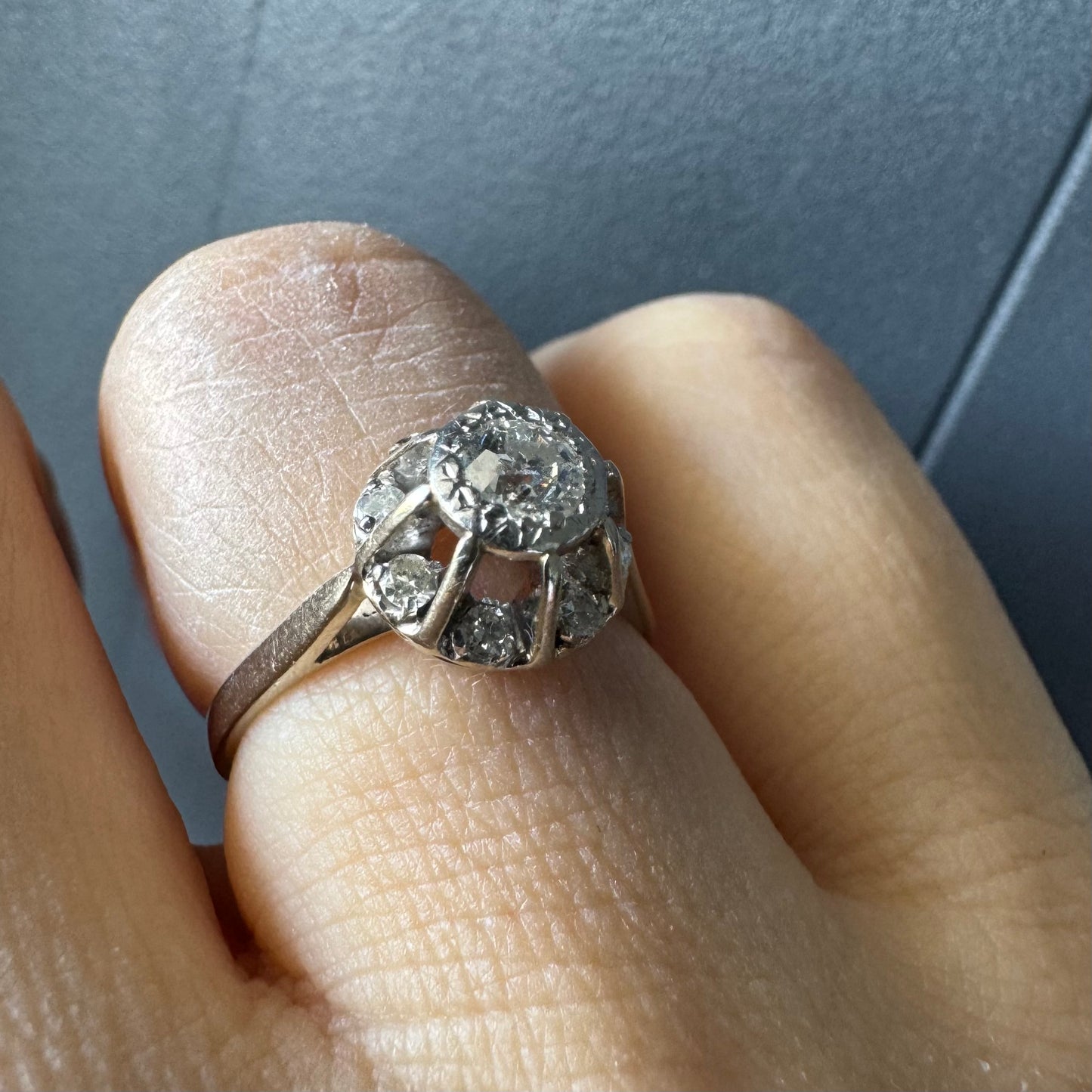 טבעת זהב לבן קראט משובצת יהלום מרכזי גדול וסביבו יהלומים