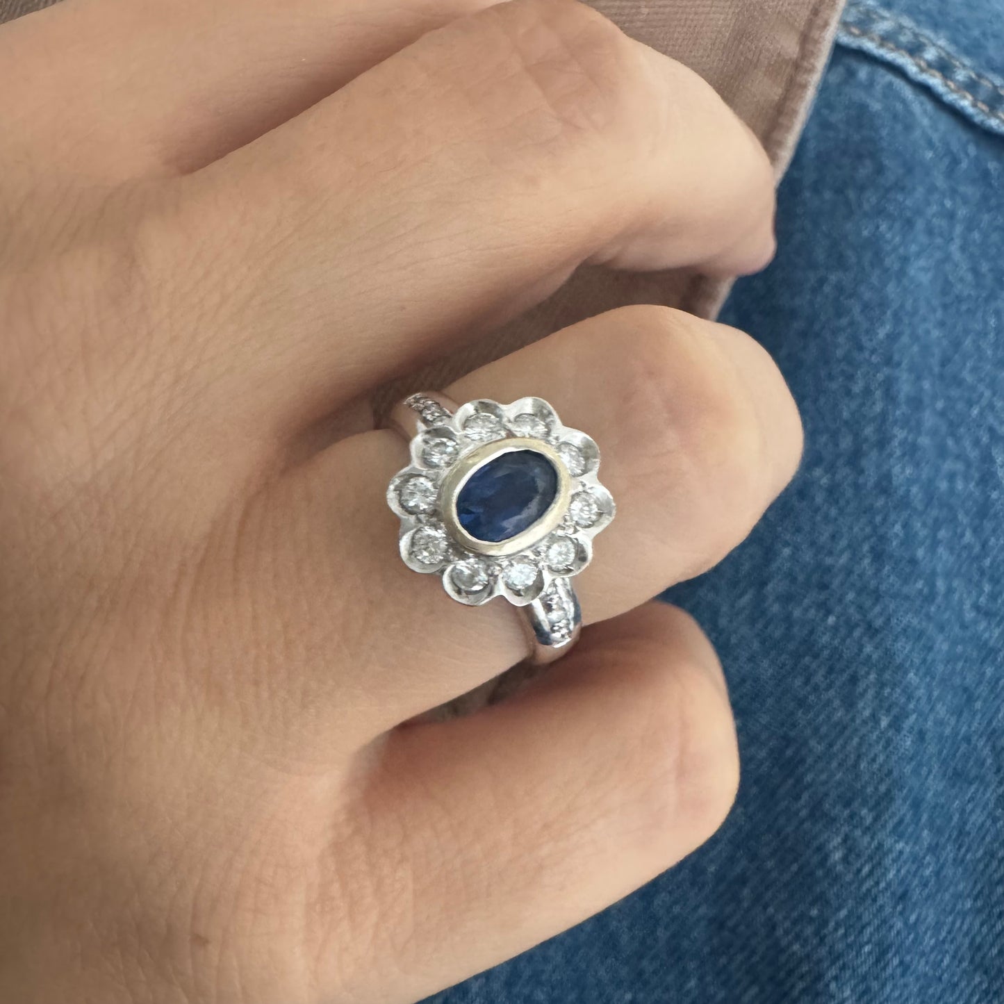 טבעת זהב לבן 18 קראט משובצת אבן ספיר במרכז וסביבה משובצים יהלומים