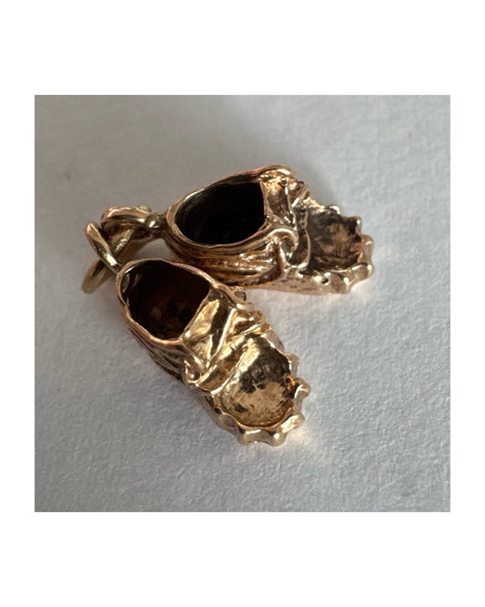 תליון זהב 10 קראט בצורת נעלי “צעד ראשון” של תינוק.