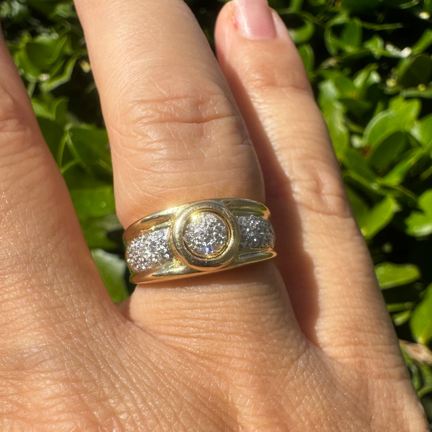 18K gold ring set with Diamonds