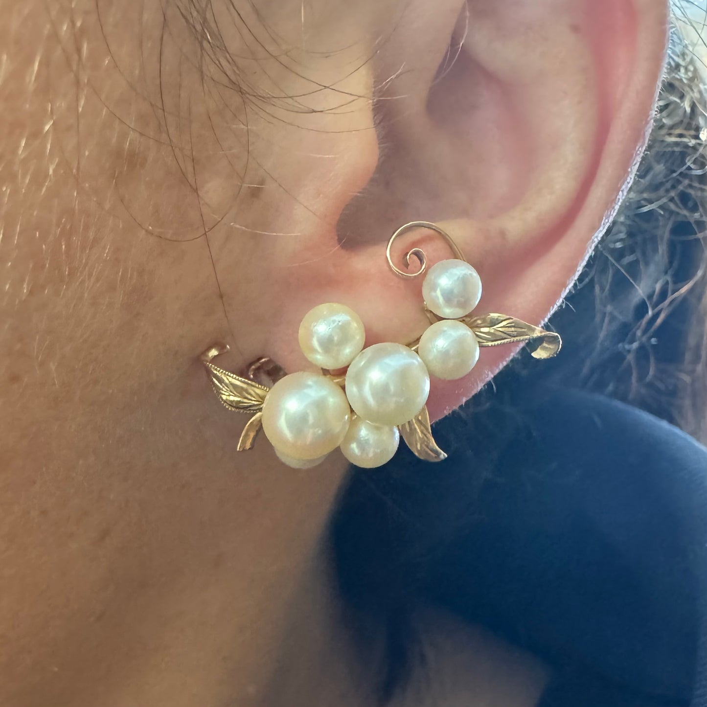 עגילי קליפס זהב 14 קראט, משובצים אשכול פנינים בגווני לבן-קרם.