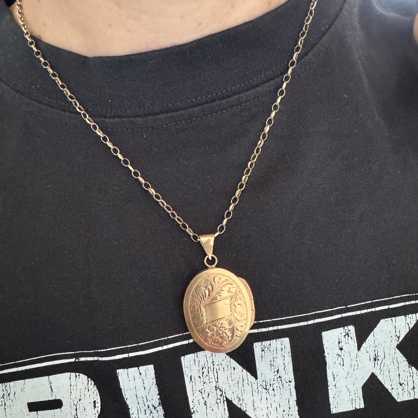 תליון לוקט זהב 14 קראט אובלי עם עיטור חריטה פרחית עדינה בעבודת יד ומסגרת אלגנטית ופתיחה לשמירת זיכרון קטן ויקר ללב.