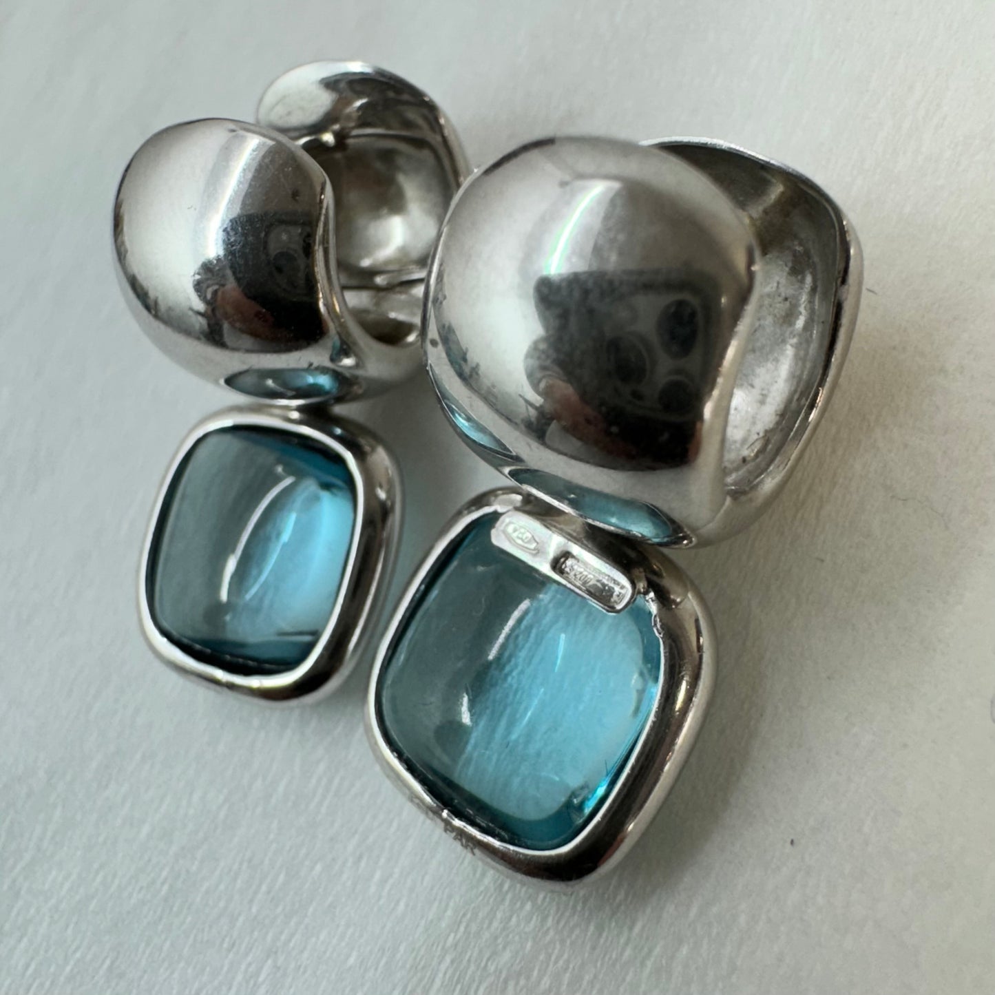 עגילי זהב לבן 18 קראט, נופלים קצרים, משובצים אבן אקוומרין