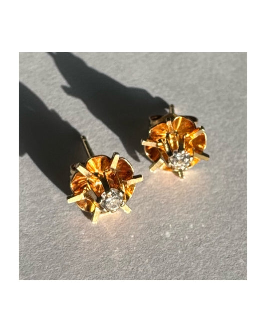 עגיל צמוד זהב צהוב 14 קראט בעיצוב פרח עדין, עם יהלום לבן במרכזו.