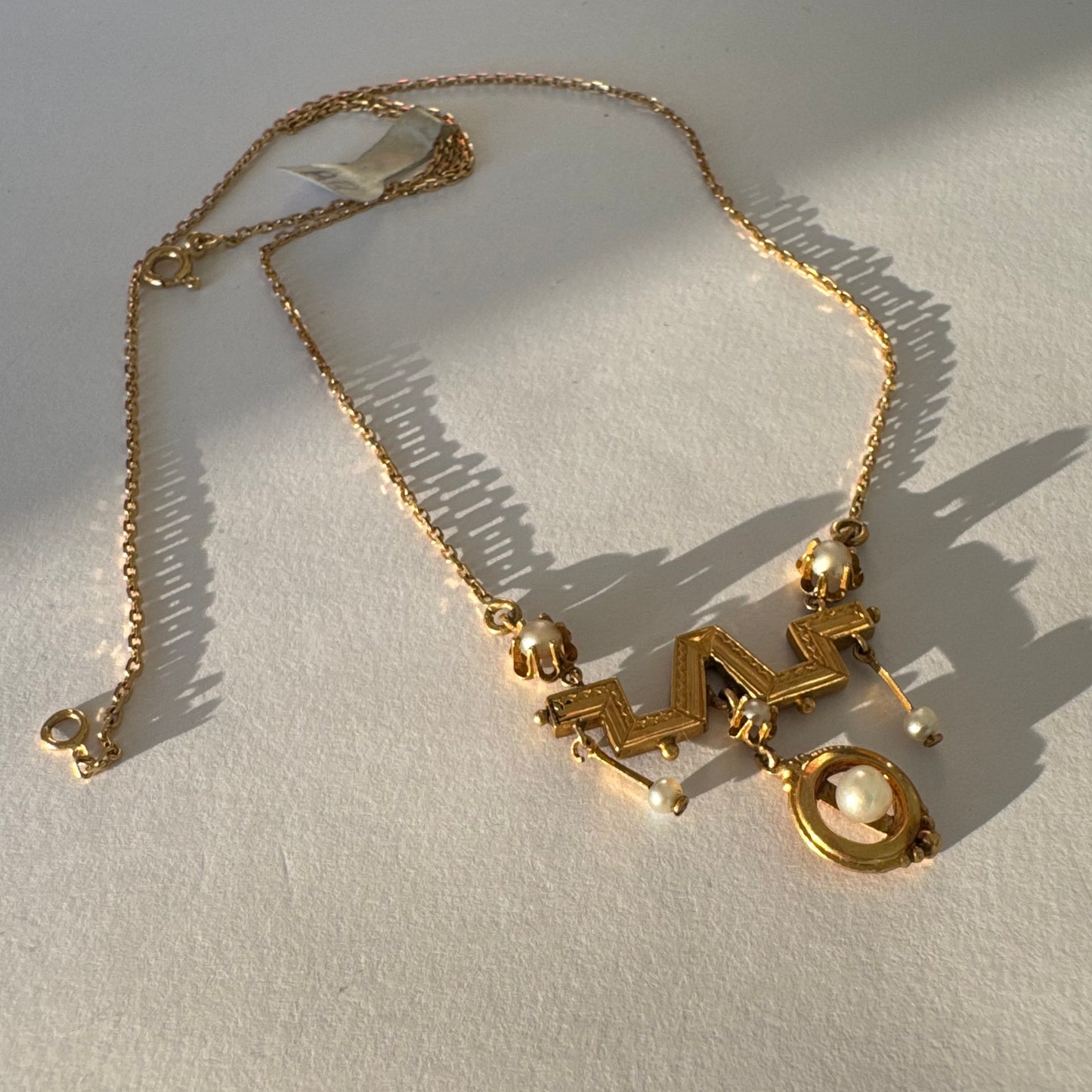 שרשרת זהב צהוב 14 קראט בעיצוב ייחודי, משובצת פנינים עדינות. 