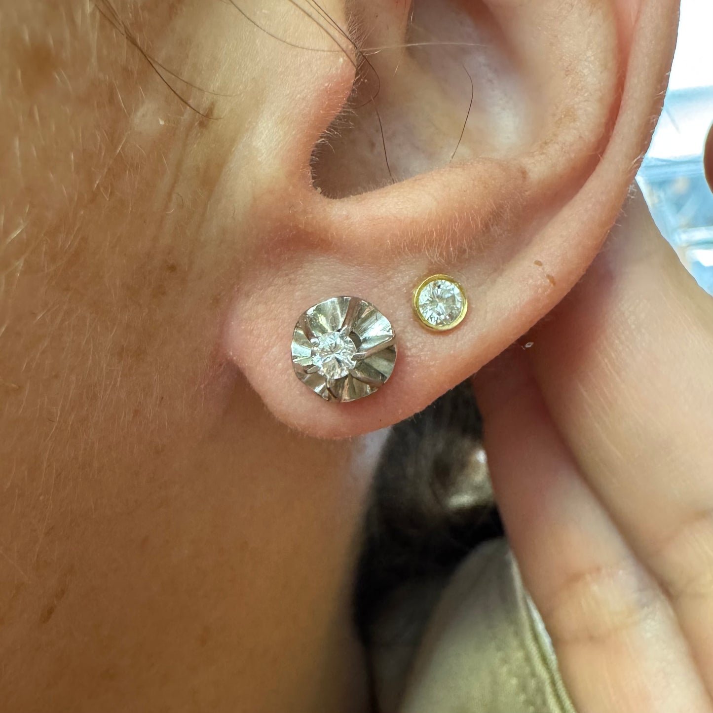 עגילי זהב 14K משובצים ביהלום מרכזי אחד