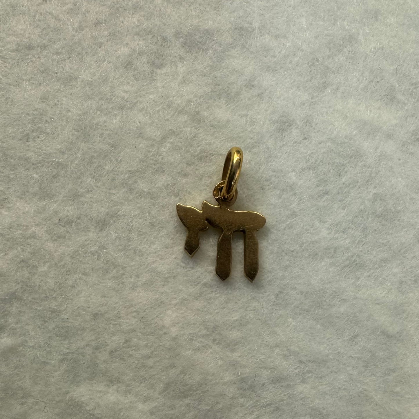 18K gold “CHAI” pendant