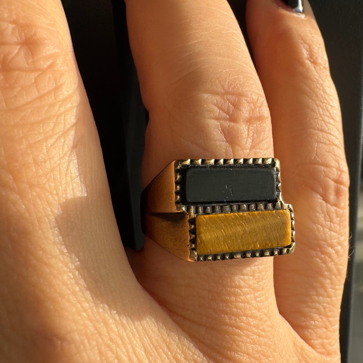 טבעת זהב צהוב 9 קראט משובצת אבן אוניקס בצבע שחור ואבן ״עין הנמר״