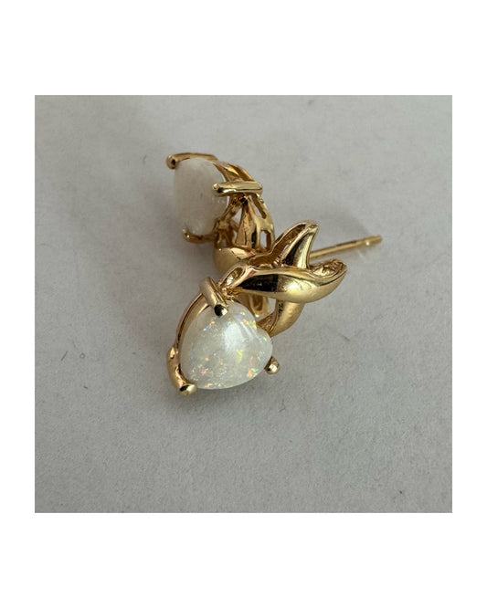 עגילי זהב צהוב 14 קראט משובצים אבני אופל בחיתוך לב, עם משחקי צבע טבעיים בגווני ירוק, ורוד וזהב.