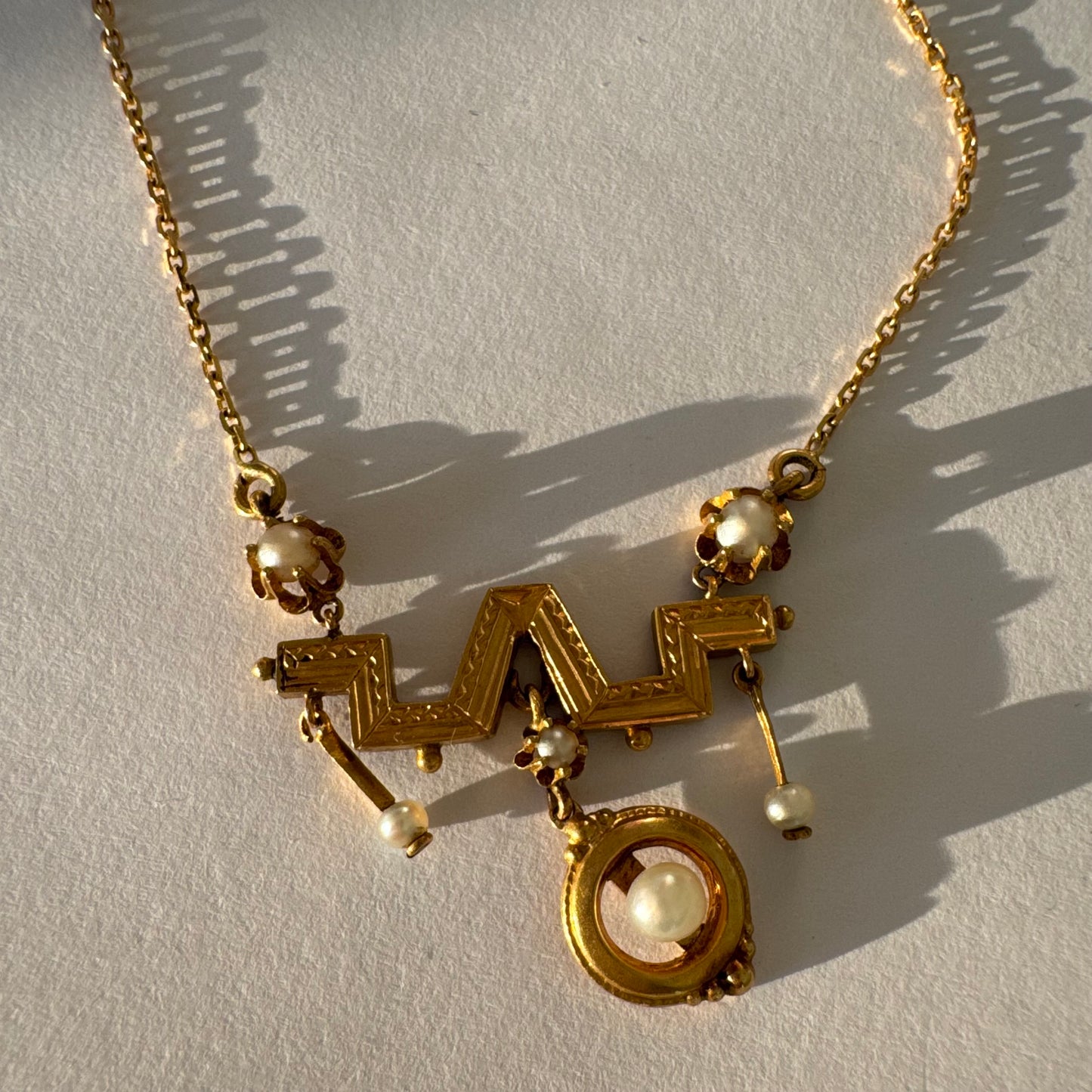 שרשרת זהב צהוב 14 קראט בעיצוב ייחודי, משובצת פנינים עדינות. 