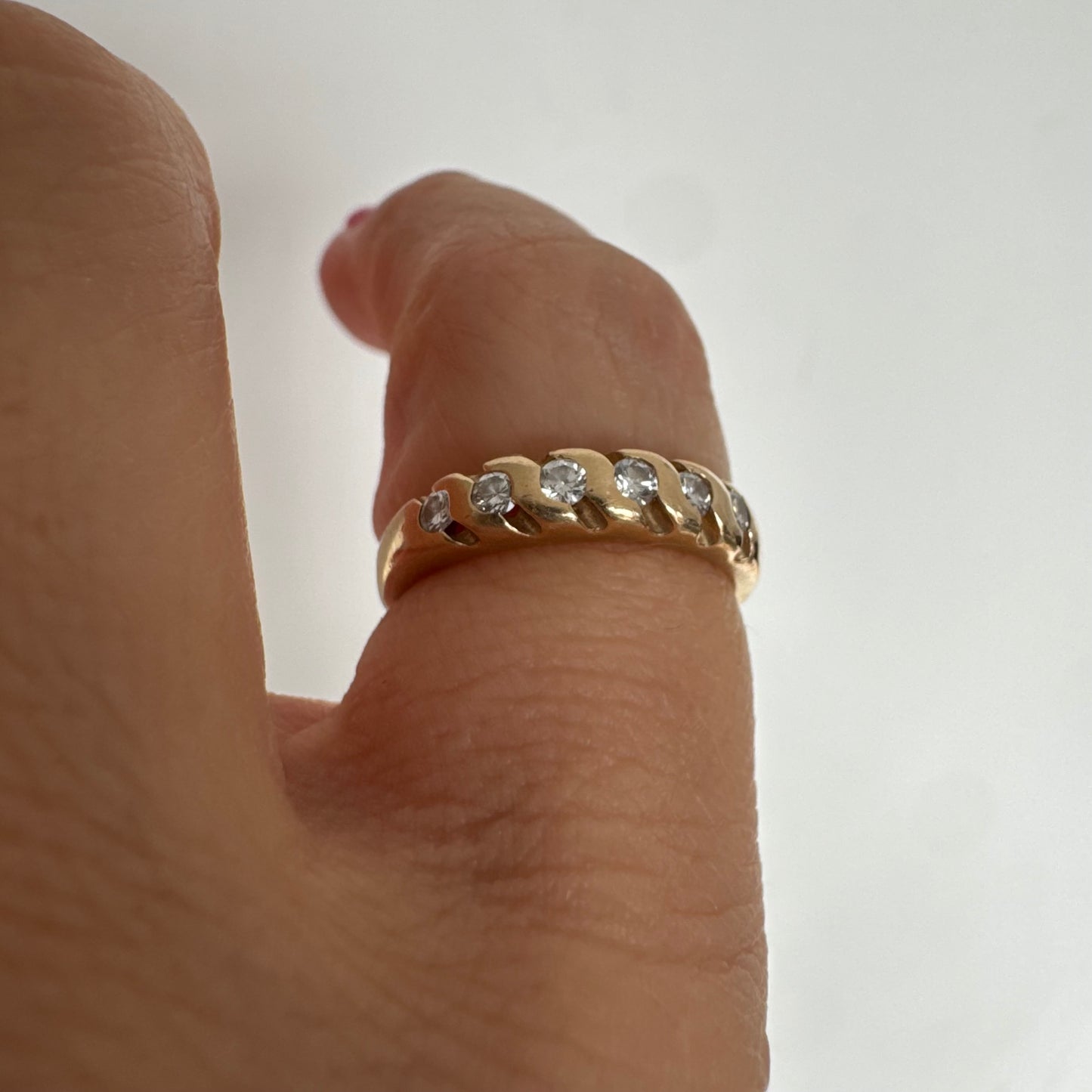 טבעת זהב צהוב 14 קראט משובצת יהלומים בחיתוך עגול, בשיבוץ מחורץ היוצר מראה ייחודי ומלא תנועה.