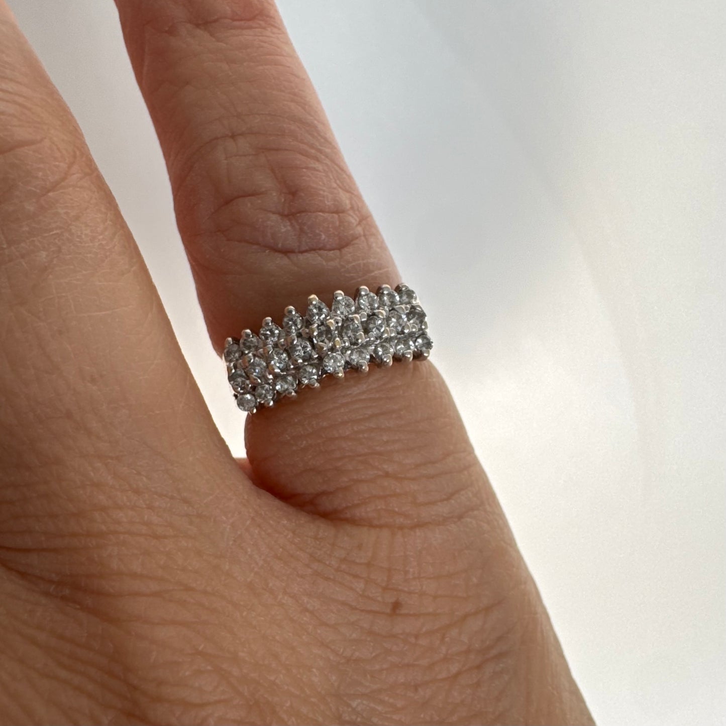 טבעת זהב צהוב 14 קראט משובצת שורות של יהלומים עגולים.