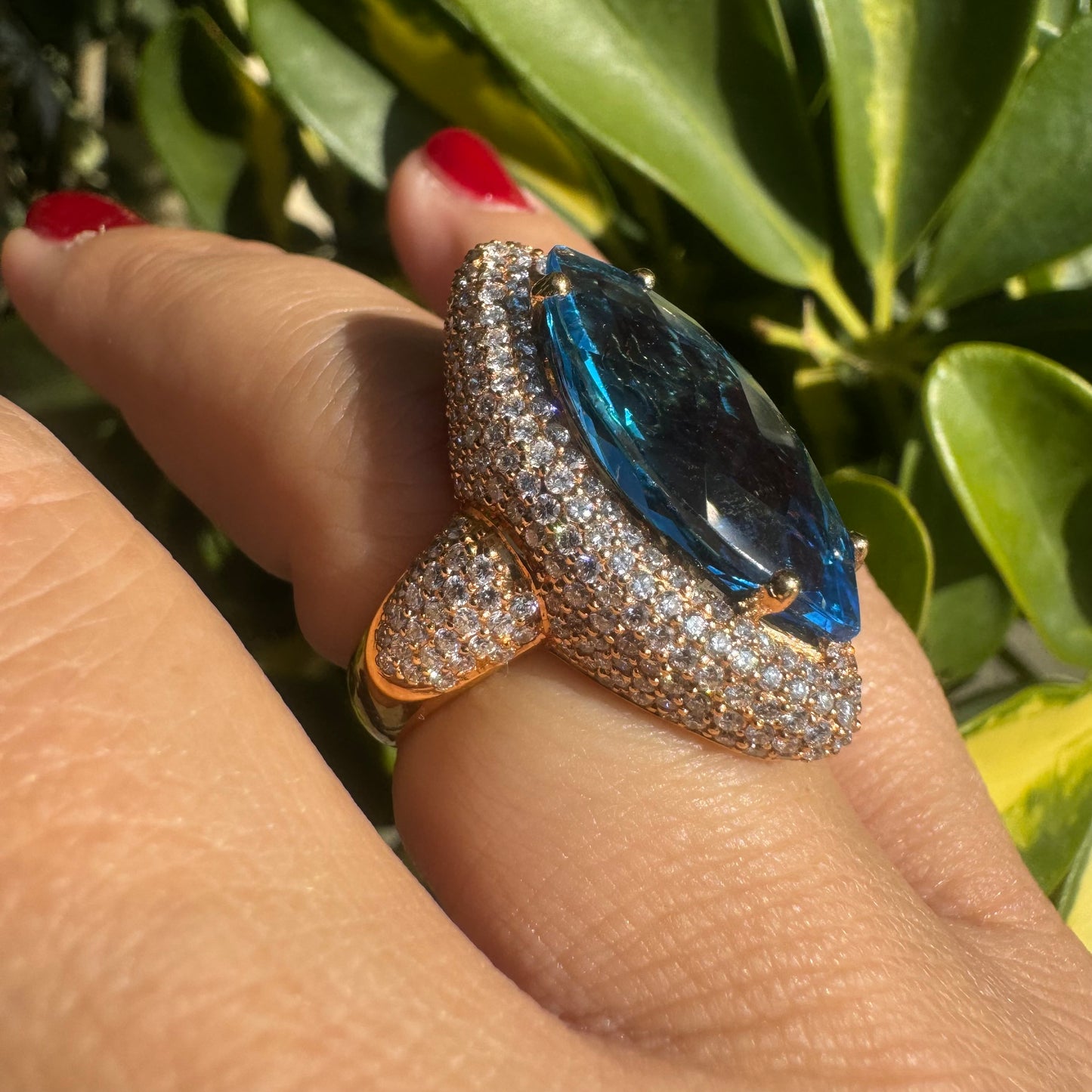 18K gold ring set with Blue Topaz & Diamonds