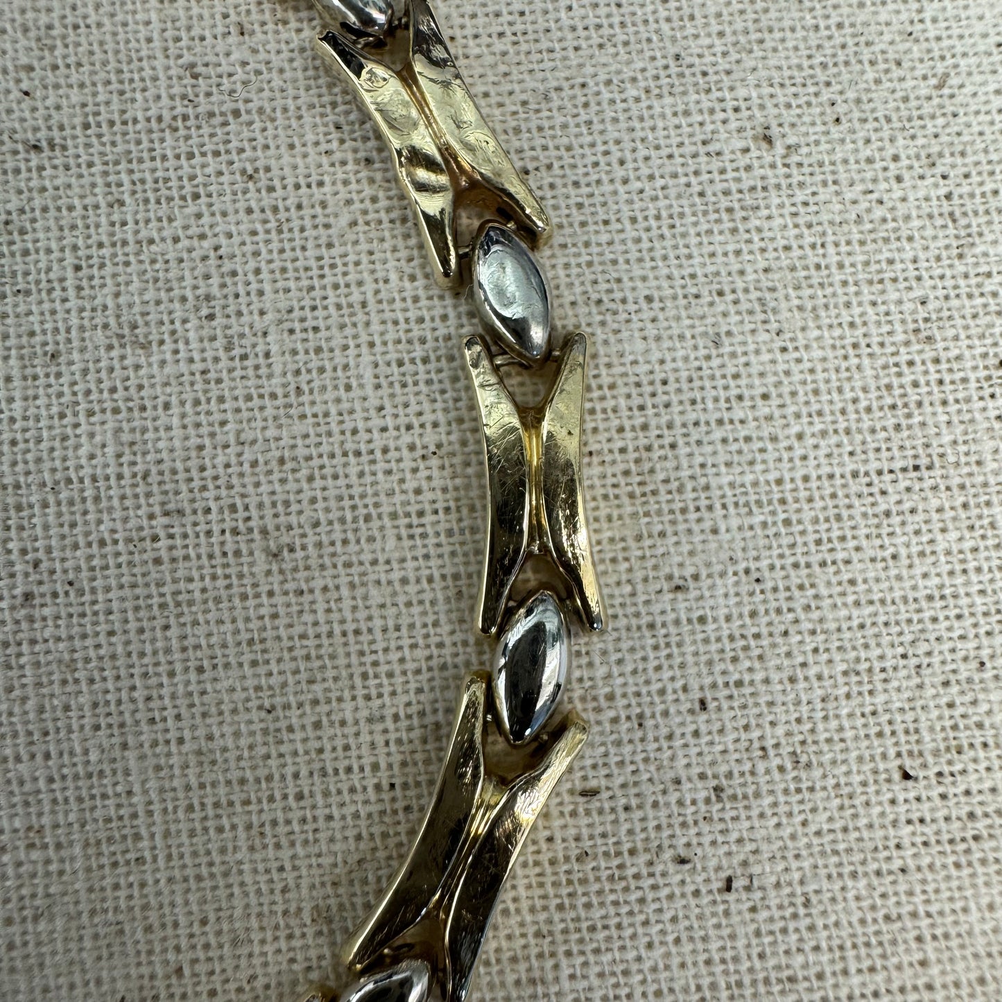 צמיד זהב צהוב וזהב לבן 14 קראט בעיצוב גאומטרי מיוחד, עם חיבורים בצורת X מזהב צהוב ושיבוצים מבריקים בזהב לבן