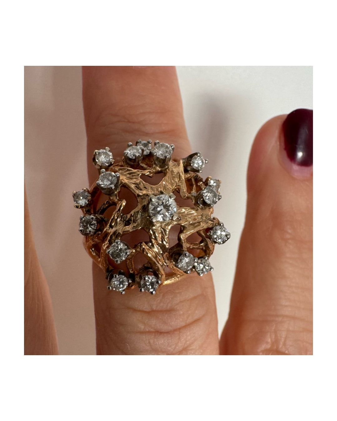 טבעת זהב 10 קראט בעיצוב פיסולי פתוח, משובצת יהלומים במבנה עגול דינמי.