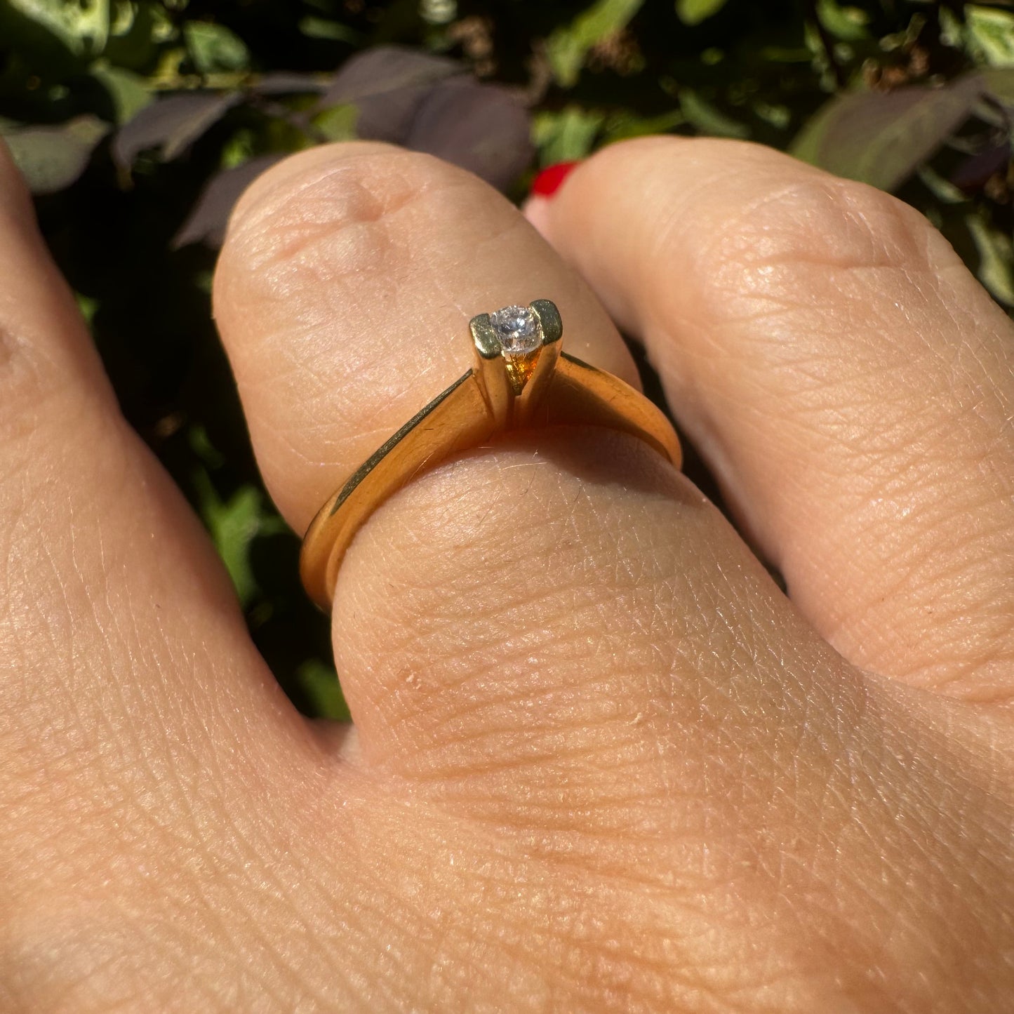 18K gold ring set with one center Diamond