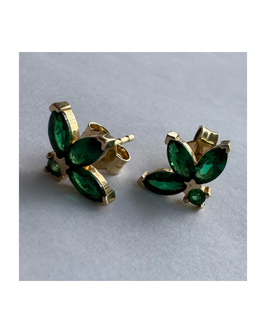 עגילים צמודיפ לאוזן מזהב 14 קראט, בעיצוב פרח עדין משובצים אבני אמרלד בחיתוך מרקיזה היוצר מראה אלגנטי, נקי ועל-זמני.