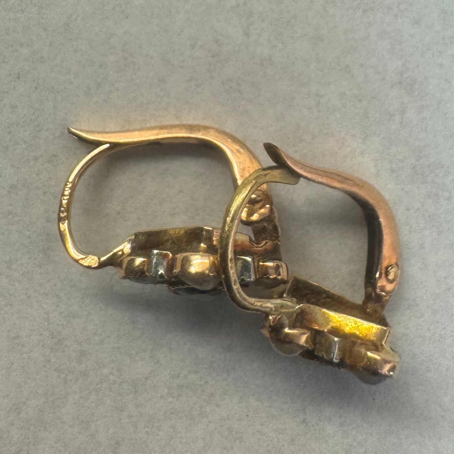 עגילי זהב 14 קראט משובצים אבן ספיר במרכז וסביבה משובצות פנינים קטנות בעיצוב פרחוני