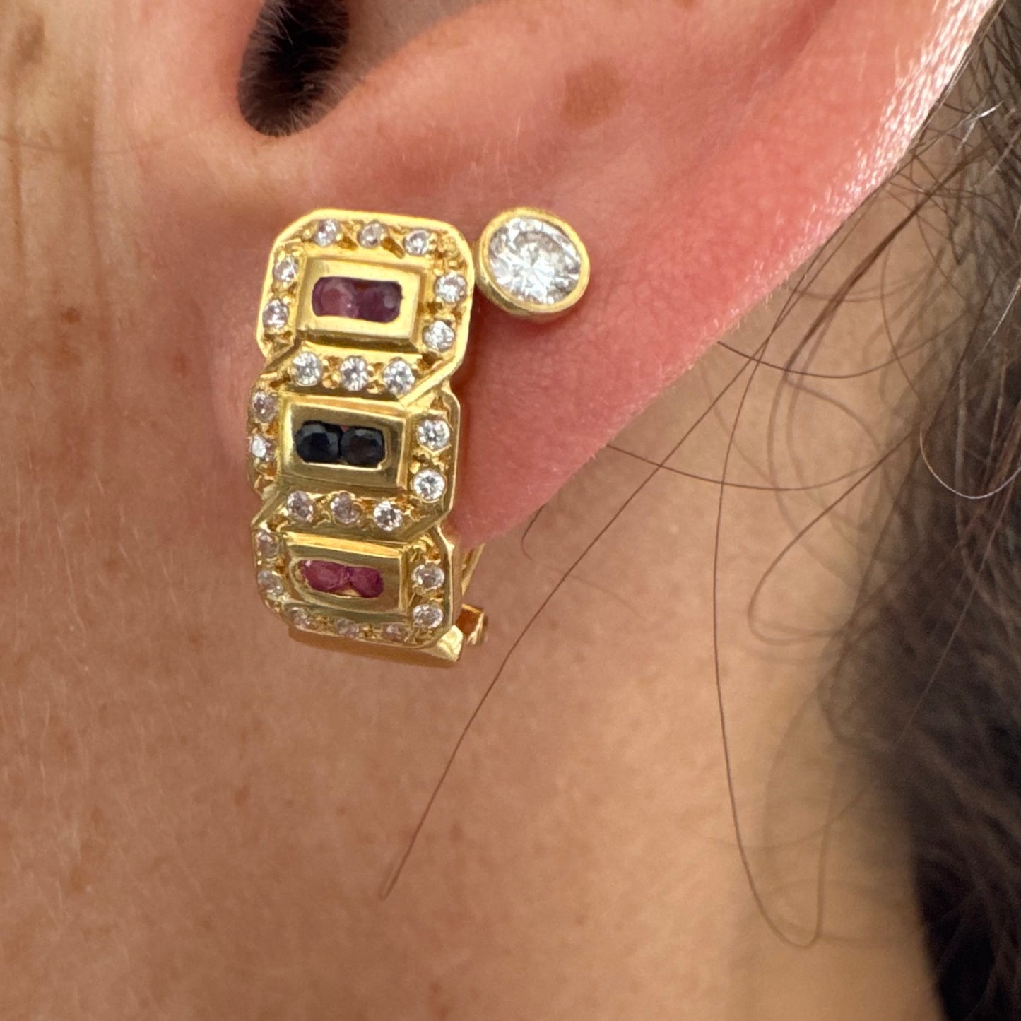 עגילי זהב צהוב 18 קראט משובצים אבני רובי, ספיר ויהלומים בעיצוב גאומטרי עשיר. 