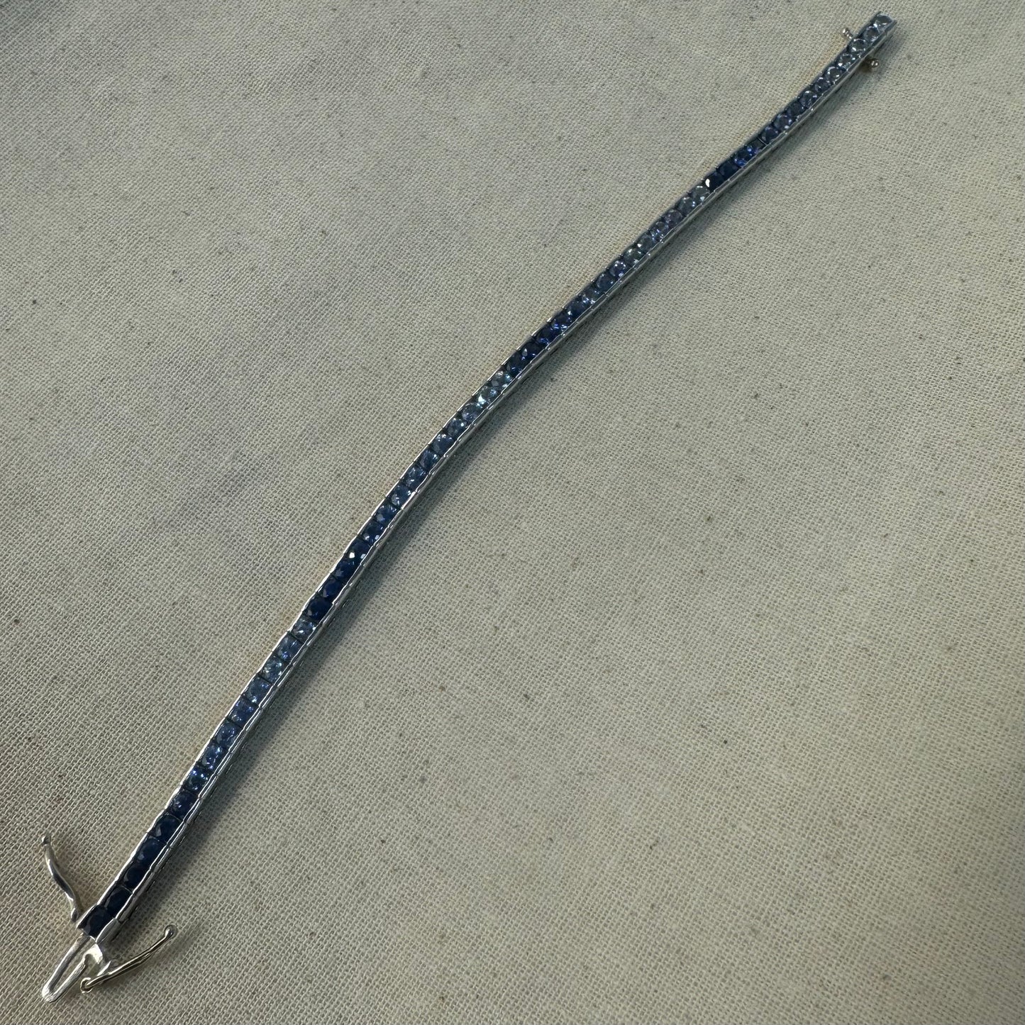 צמיד טניס זהב 14K משובץ בגוונים שונים של ספיר