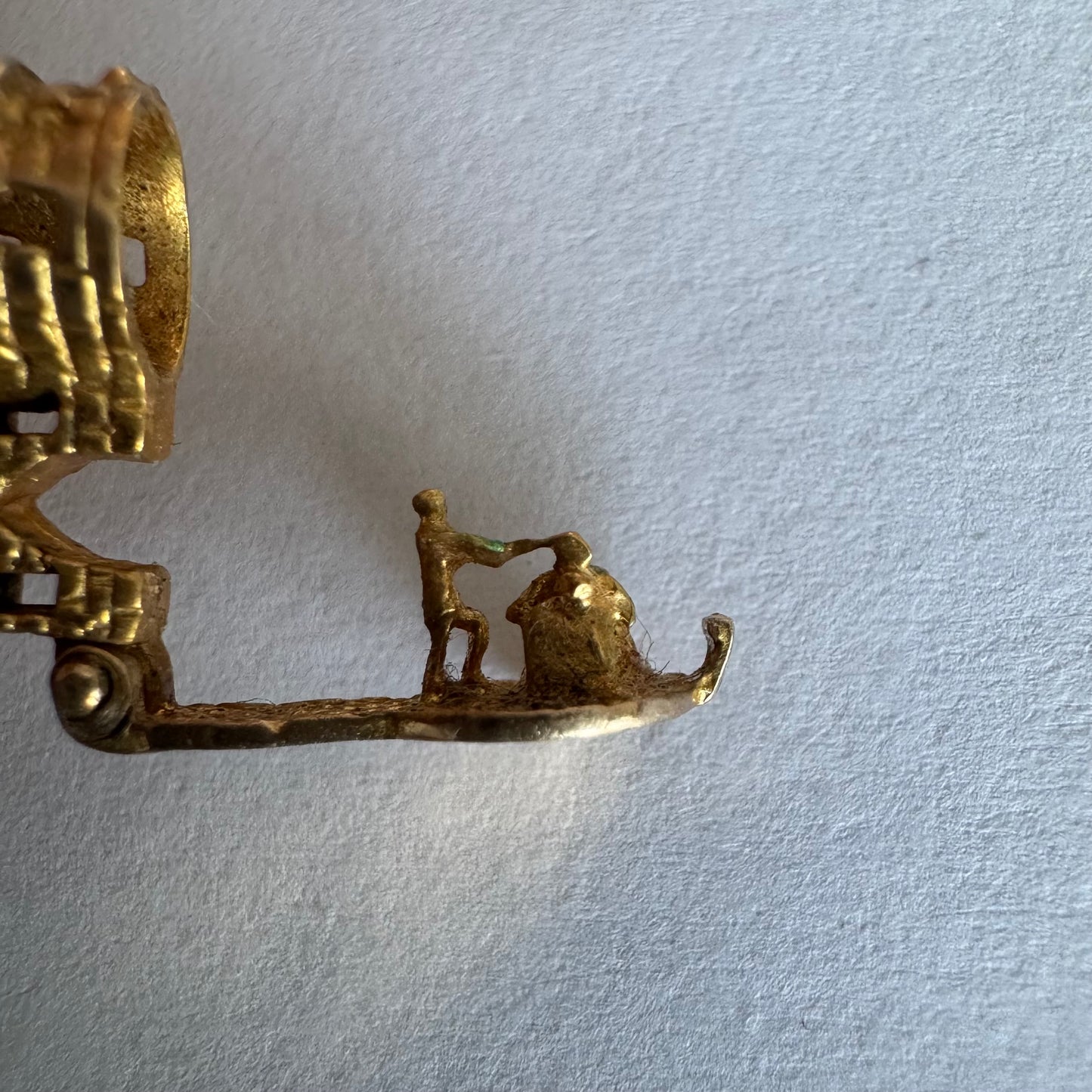 תליון זהב 9 קראט נדיר וייחודי, המהווה העתק פיסולי מפורט של ה-Bloody Tower (המגדל העקוב מדם) המפורסם ממצודת לונדון. התליון מעוצב בתלת-ממד (3D) עם טקסטורת לבנים מפורטת, צריחים, וחריטה של שם המגדל בגבו.