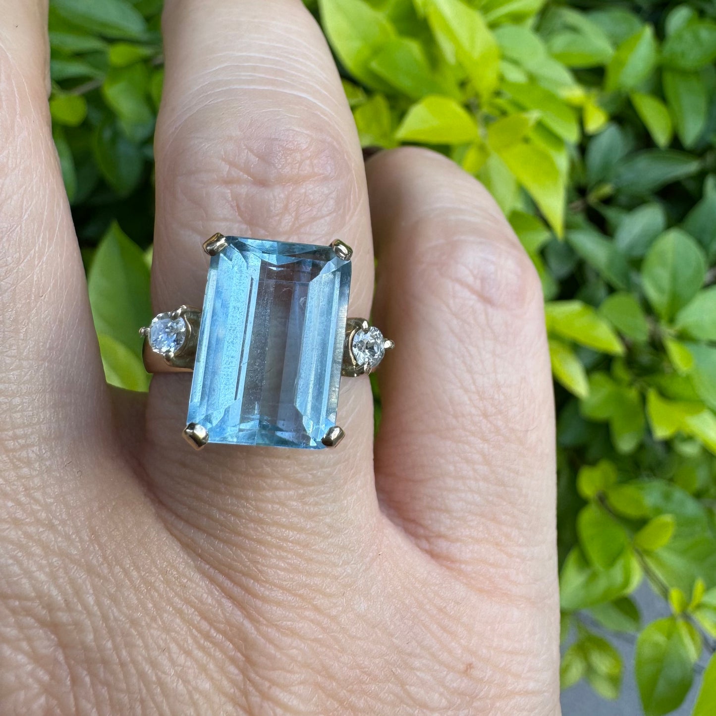 טבעת זהב 18 קראט משובצת אבן אקוומרין בחיתוך מלבני (Emerald Cut), בעלת גוון כחול צלול ומרשים.