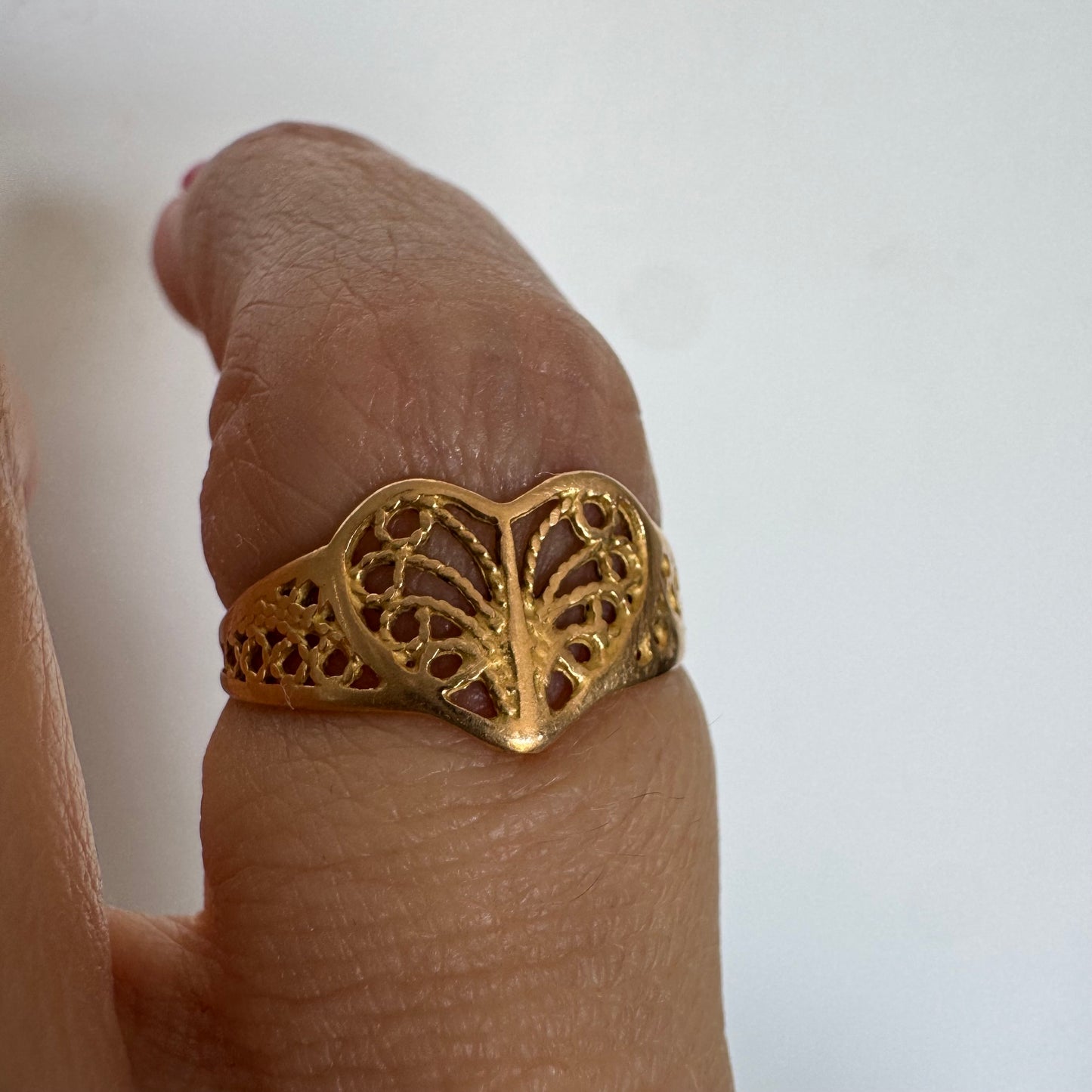 טבעת זהב 21 קראט בעיצוב לב עדין עם עבודת פיליגרן פתוחה.