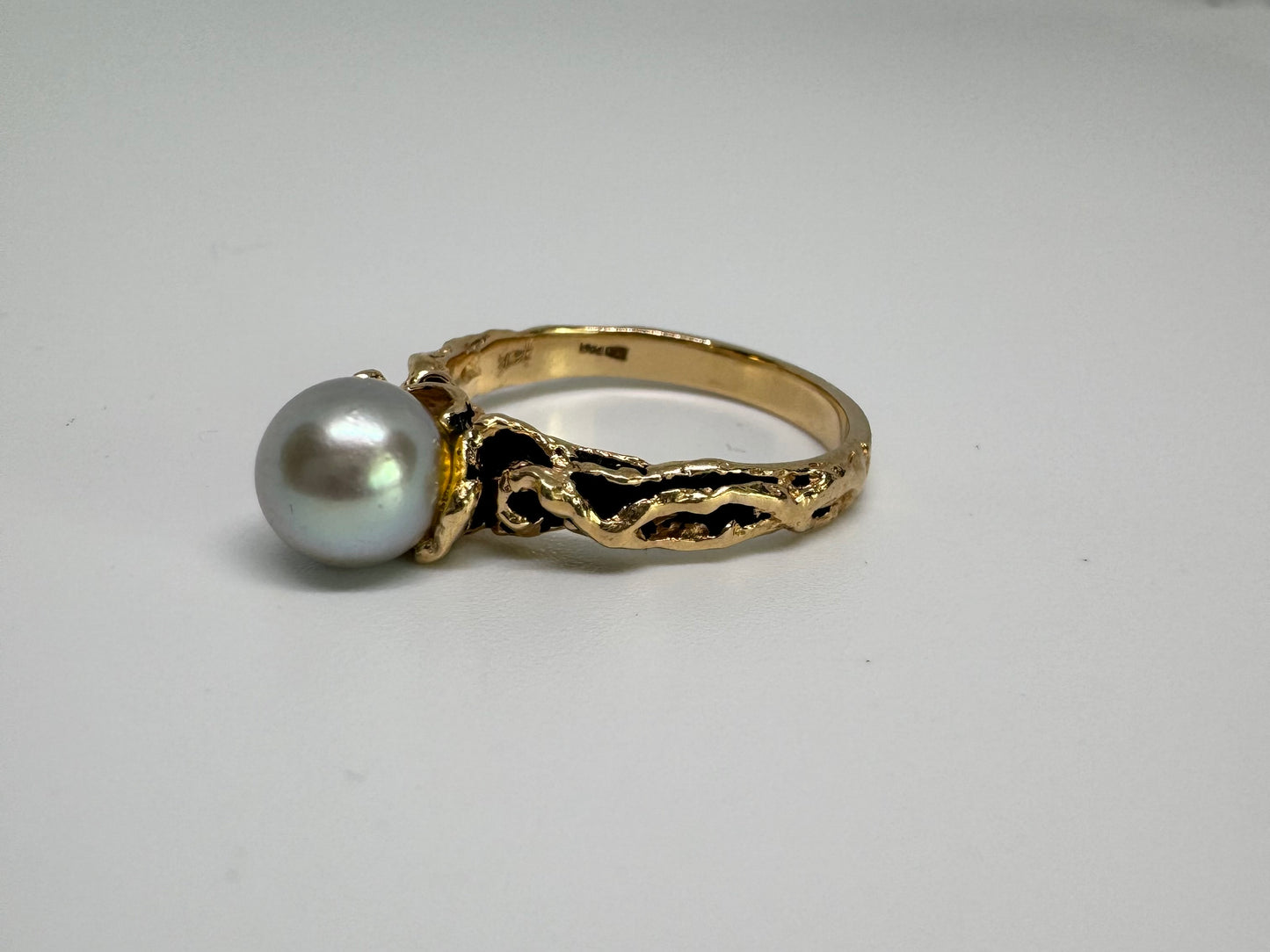 14K gold ring set a luminous white Pearl set on an ornate yellow gold band