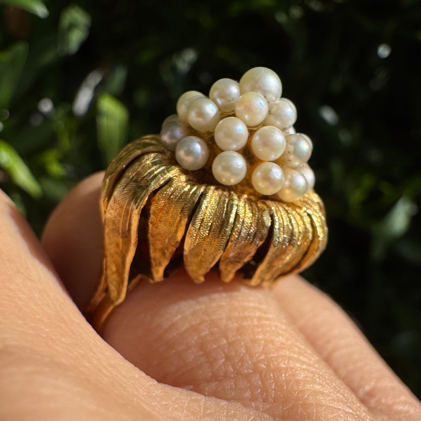 טבעת זהב צהוב 18 קראט, משובצת אשכול פנינים עדינות בעבודת יד מרשימה.