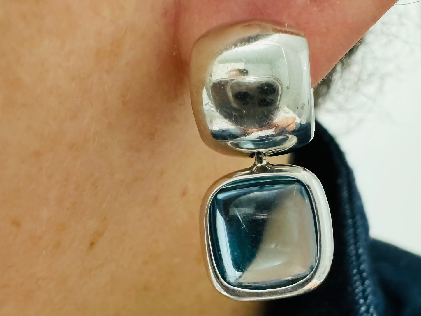 עגילי זהב לבן 18 קראט, נופלים קצרים, משובצים אבן אקוומרין