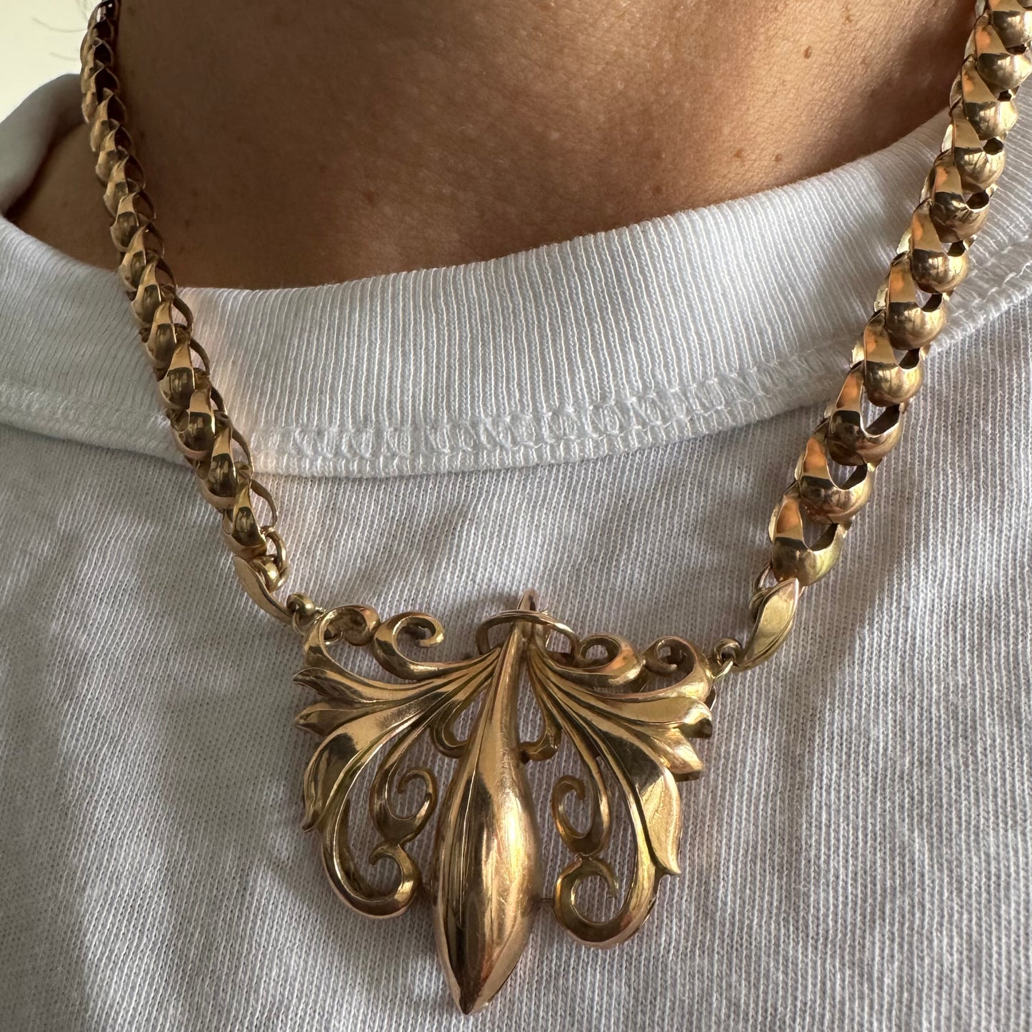 שרשרת זהב 14 קראט בעלת עיטור פלר דה ליס (Fleur-de-lis) אמנותי, המעוצב בקווים מעוגלים של עלי שושן בסגנון אר נובו.