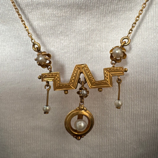 שרשרת זהב צהוב 14 קראט בעיצוב ייחודי, משובצת פנינים עדינות. 