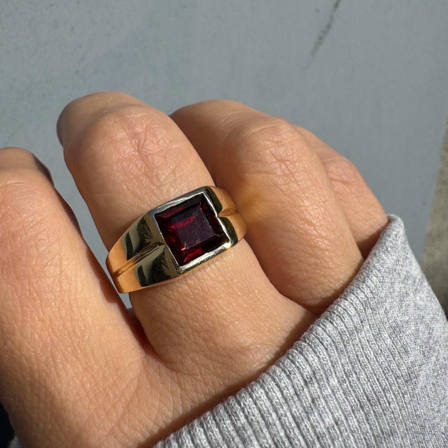 טבעת זהב צהוב 14 קראט משובצת אבן אדומה בחיתוך ריבועי 