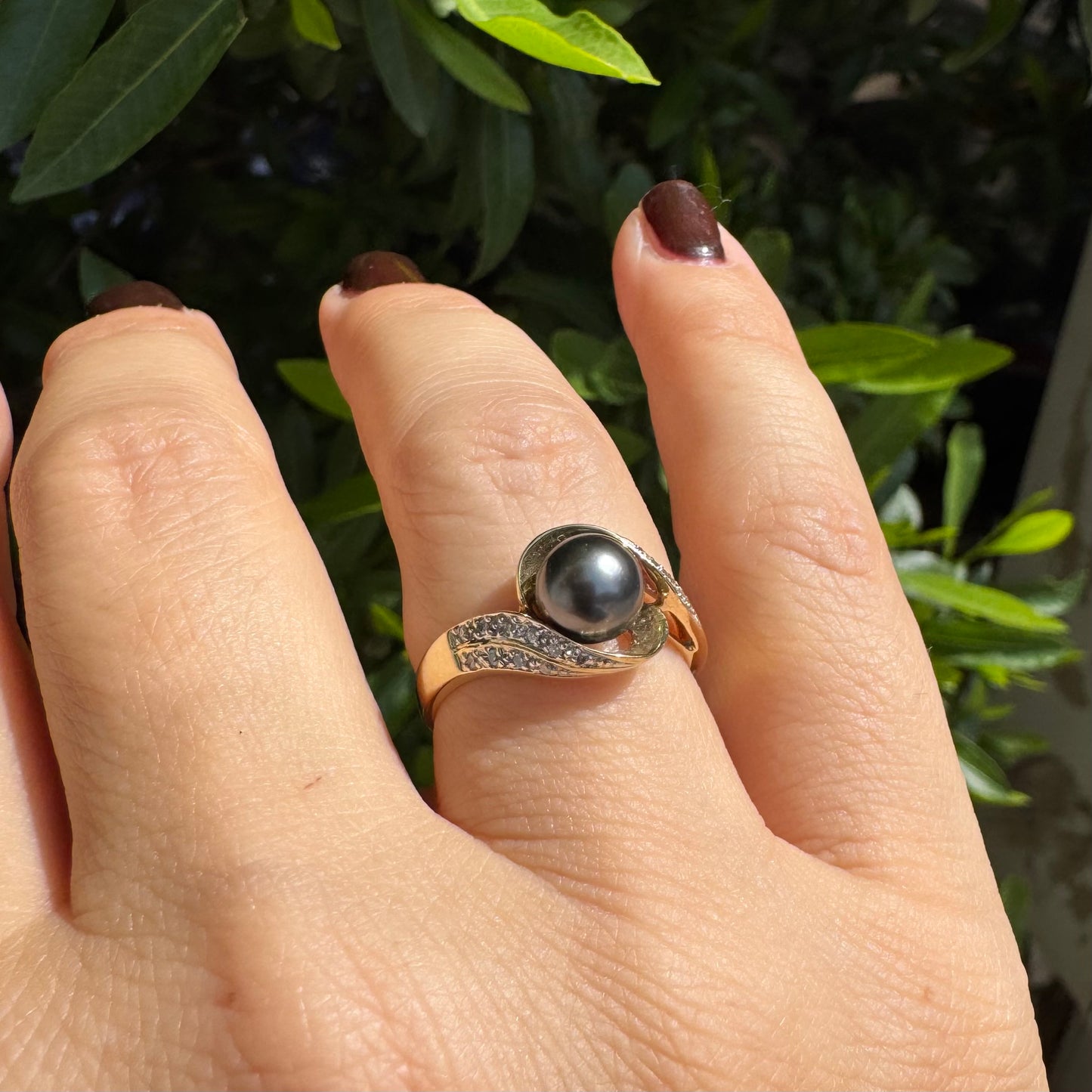 14K gold ring set with Black Pearl & Diamonds