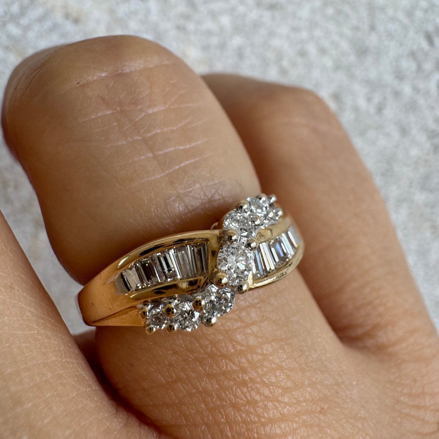 טבעת זהב צהוב 14 קראט משובצת יהלומים בחיתוך באגט ועגול.