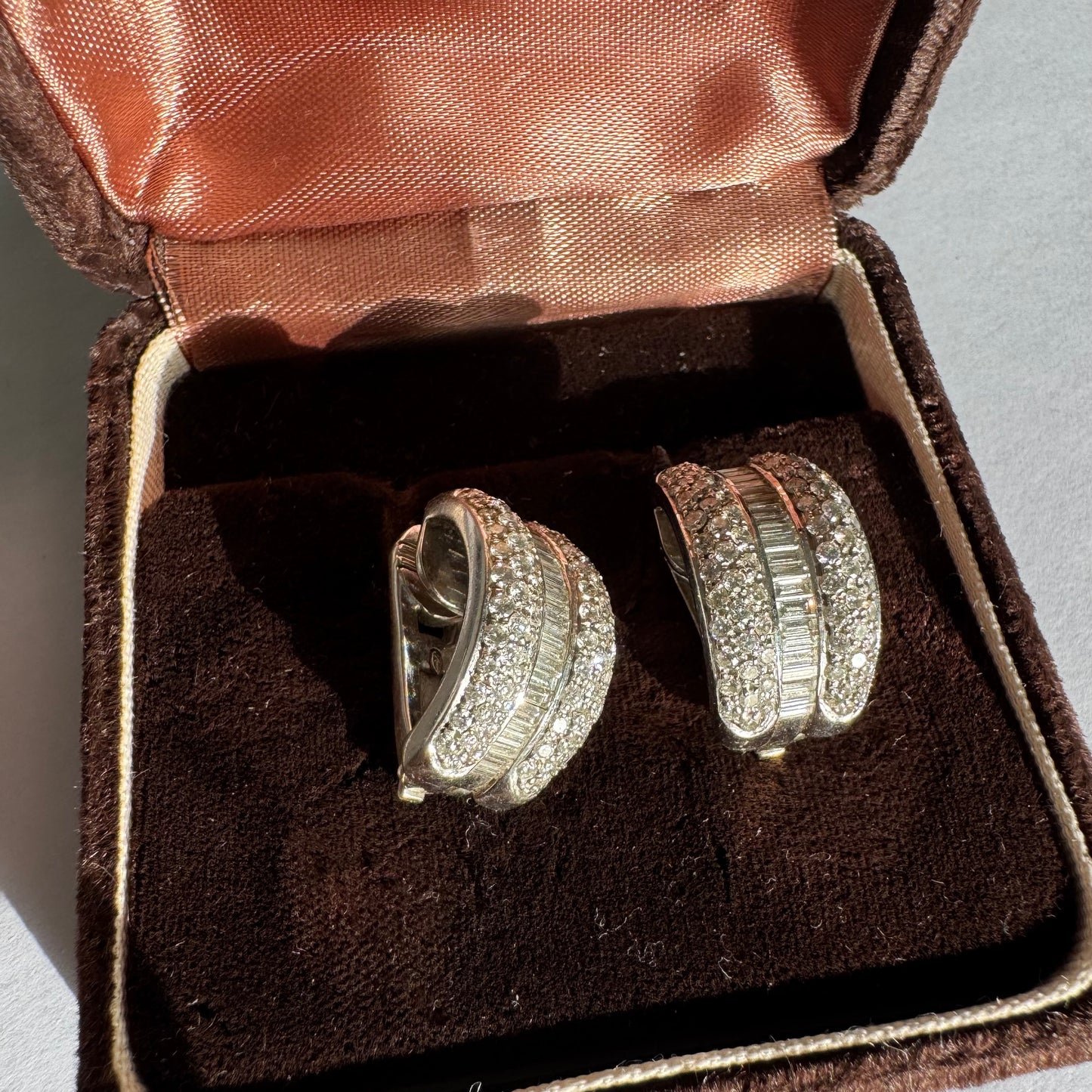 עגילי זהב לבן 18 קראט בעיצוב גאומטרי ייחודי משובצים יהלומים בחיתוכים שונים