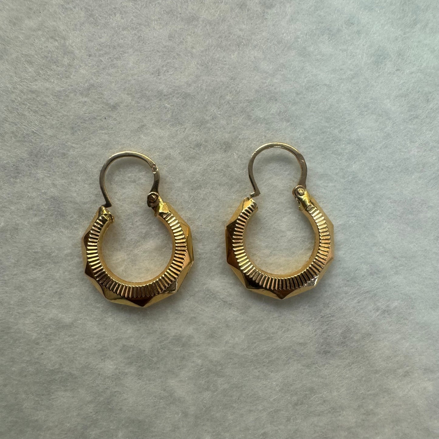 עגילי זהב צהוב 18 קראט חישוקים קטנים