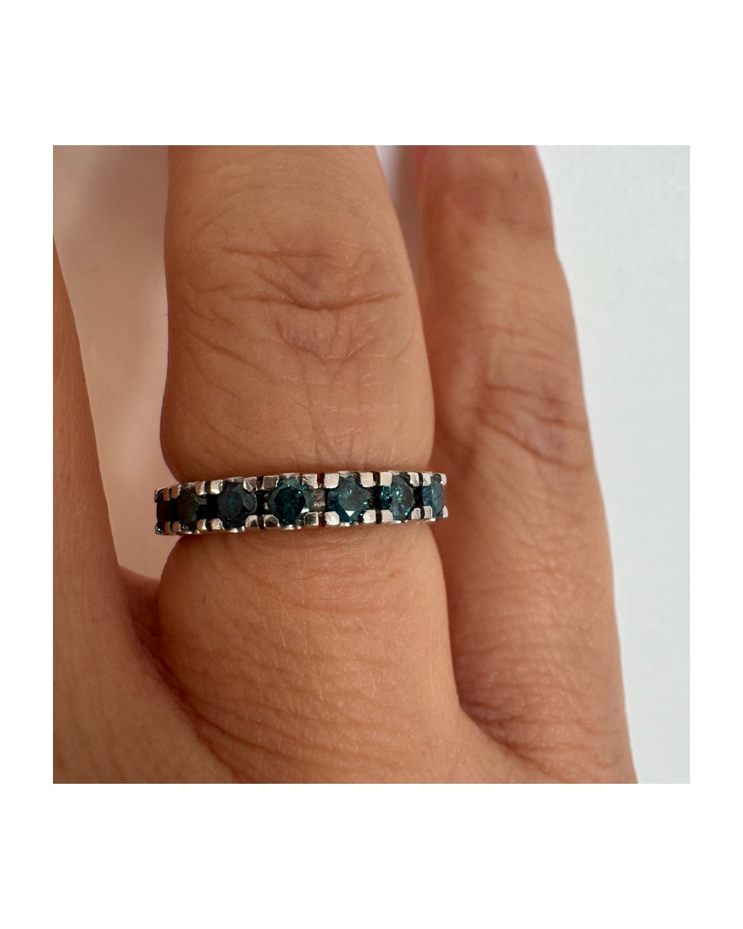 טבעת זהב לבן 14 קראט משובצת יהלומים כחולים בגוון עמוק וייחודי.