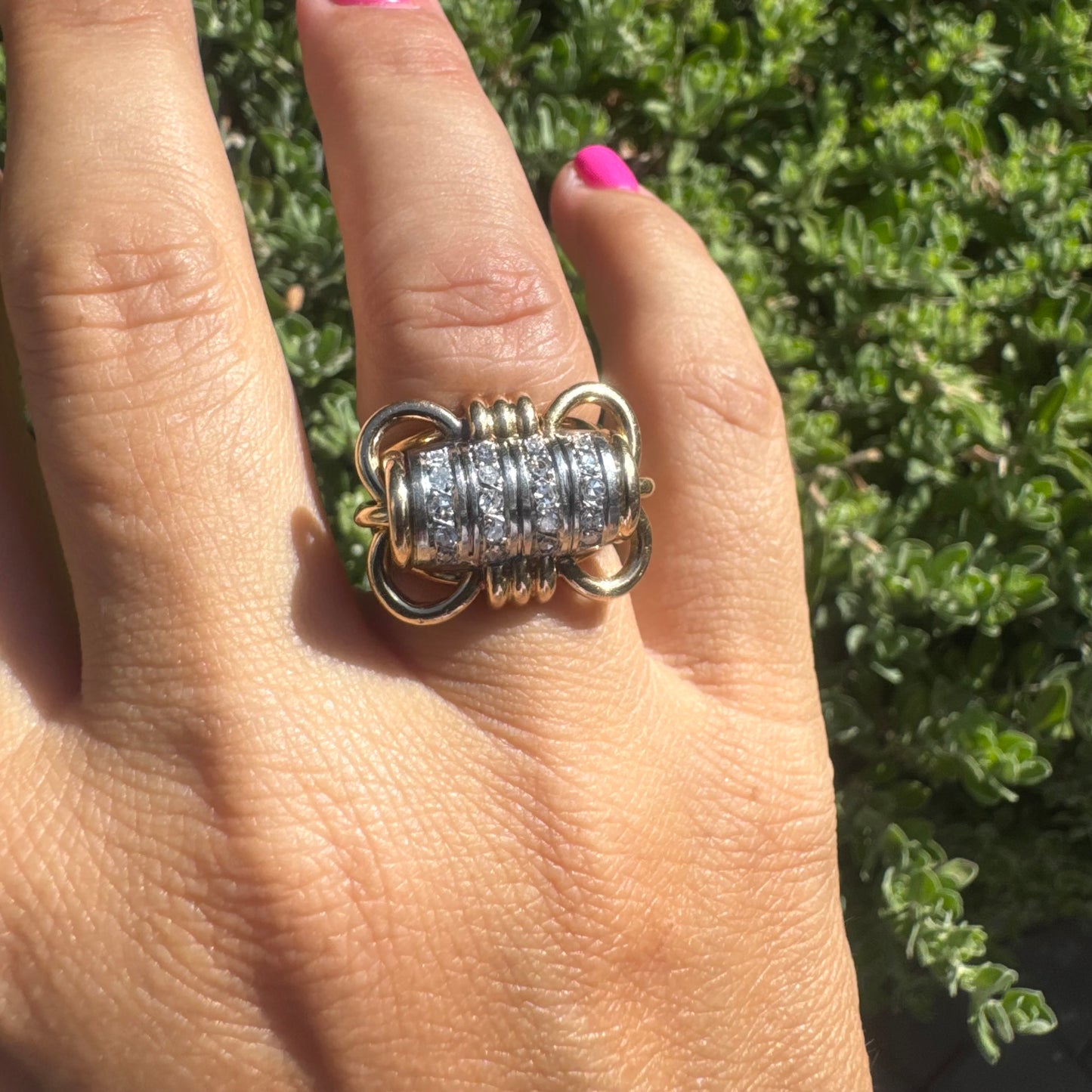 18K gold ring with a barrel-shaped centerpiece, crafted in yellow and white gold and set with sparkling Diamonds.