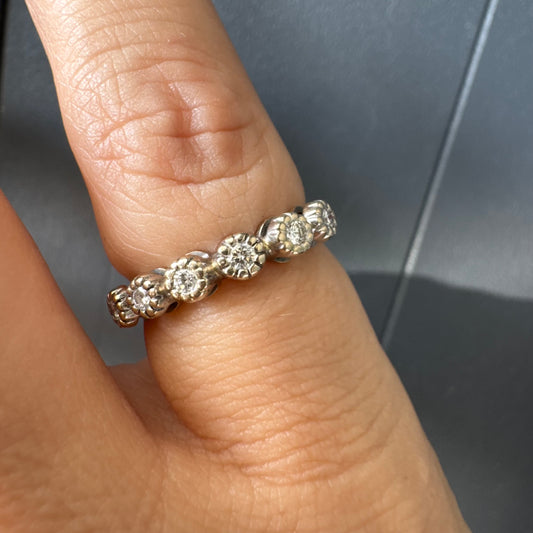 טבעת זהב 14 קראט בסגנון “חצי איטרניטי”, משובצת יהלומים עגולים בחיתוך עגול במסגרת עדינה בהשראת פרחים.