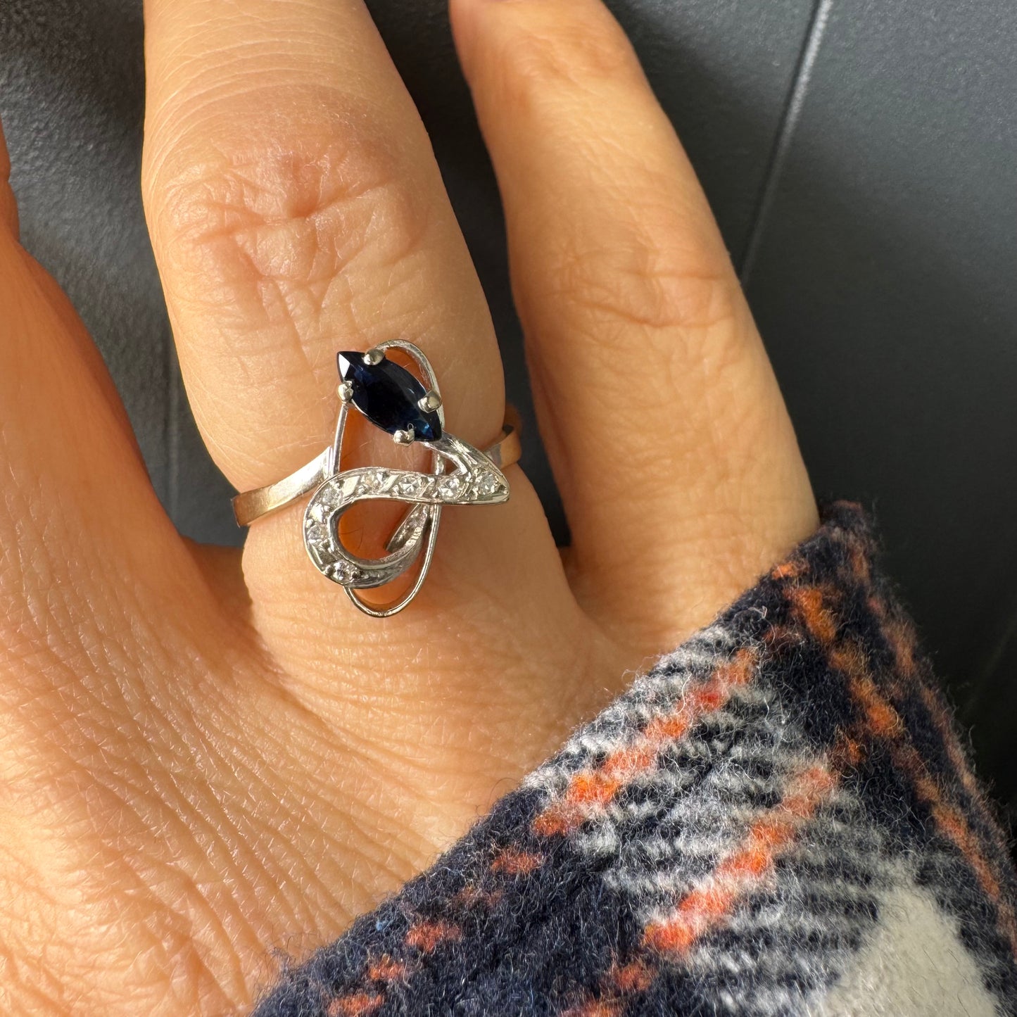 טבעת זהב 18 קראט משובצת ספיר ויהלומים