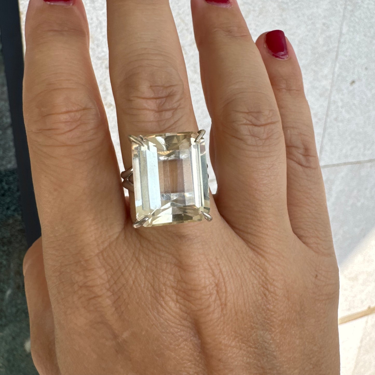 טבעת זהב לבן 18 קראט בעיצוב אלגנטי של H. Stern, משובצת אבן קוורץ גדולה בחיתוך מלבני .